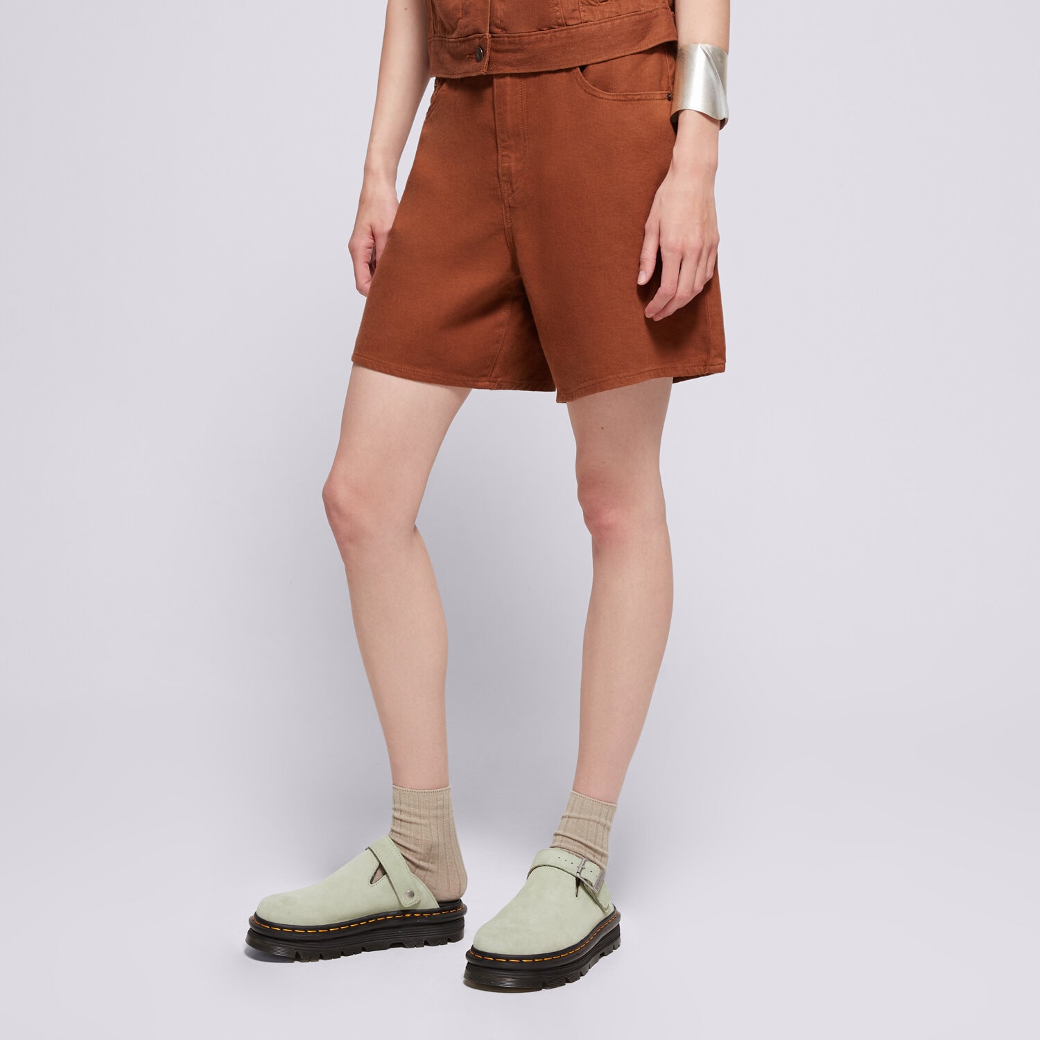 Krótkie spodenki, szorty damskie LEVI'S SZORTY HIGH BAGGY SHORT A9311-0009 BRĄZOWY