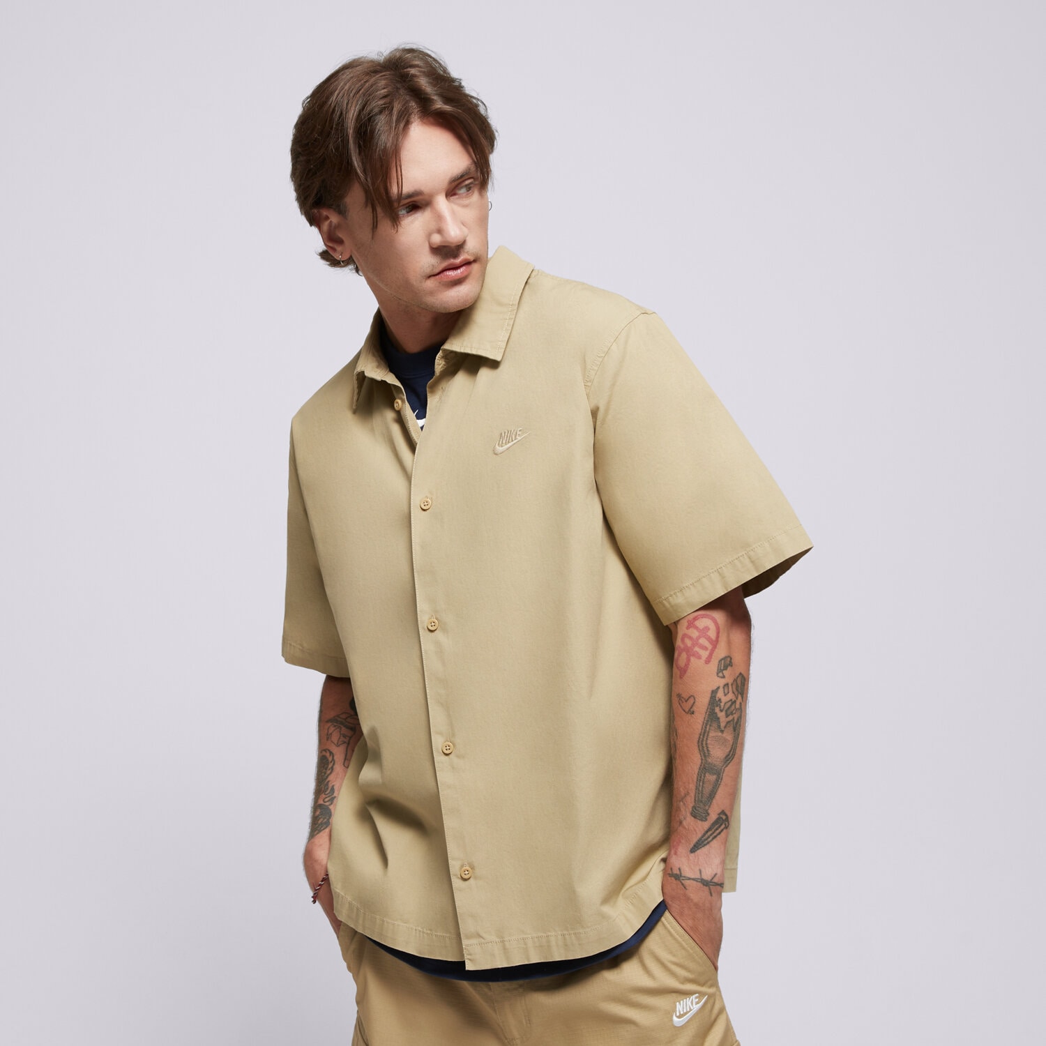 Koszule męskie sportowe NIKE KOSZULA M NK CLUB SS BTN SHIRT WSH HJ2029-297 BEŻOWY