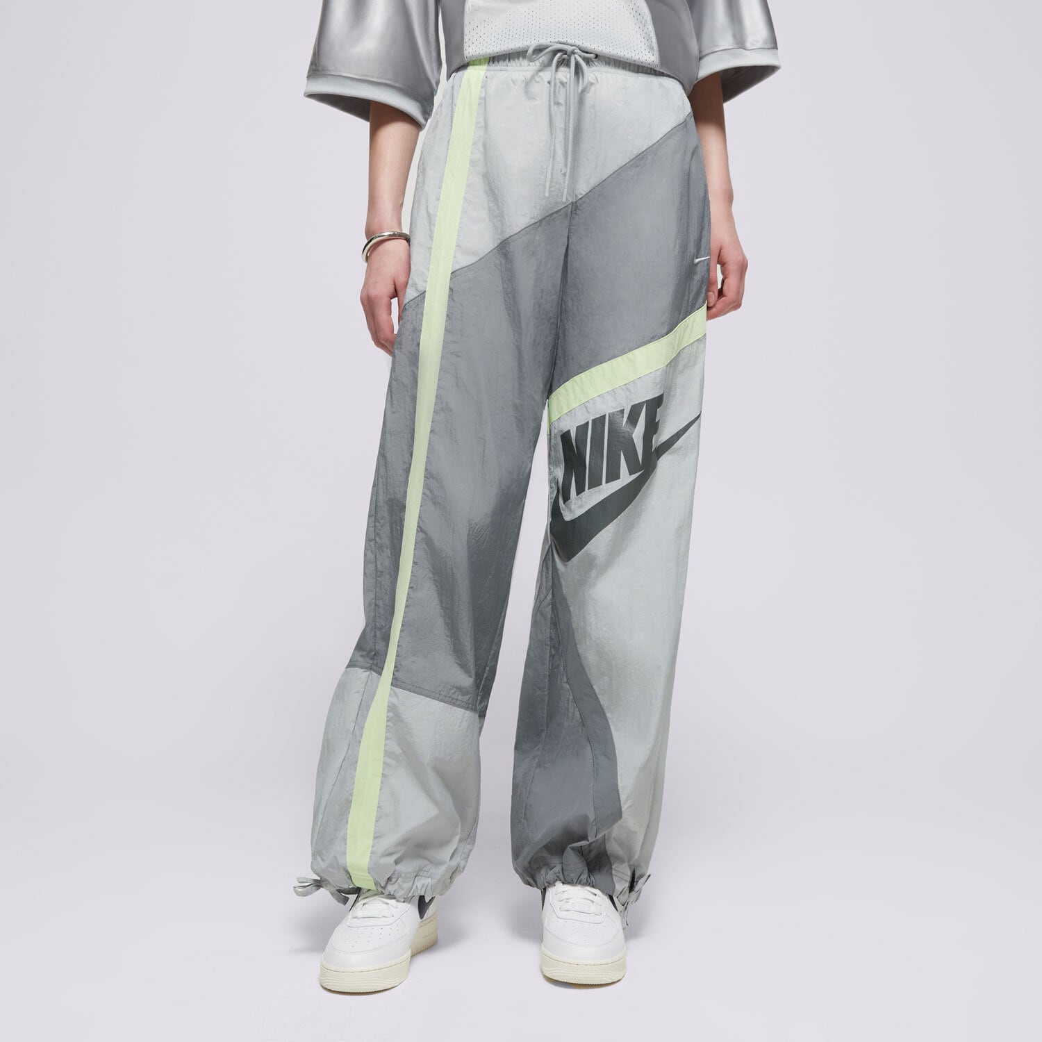 Spodnie sportowe damskie NIKE SPODNIE W NSW STREET WVN OH PANT HJ4178-084 SZARY