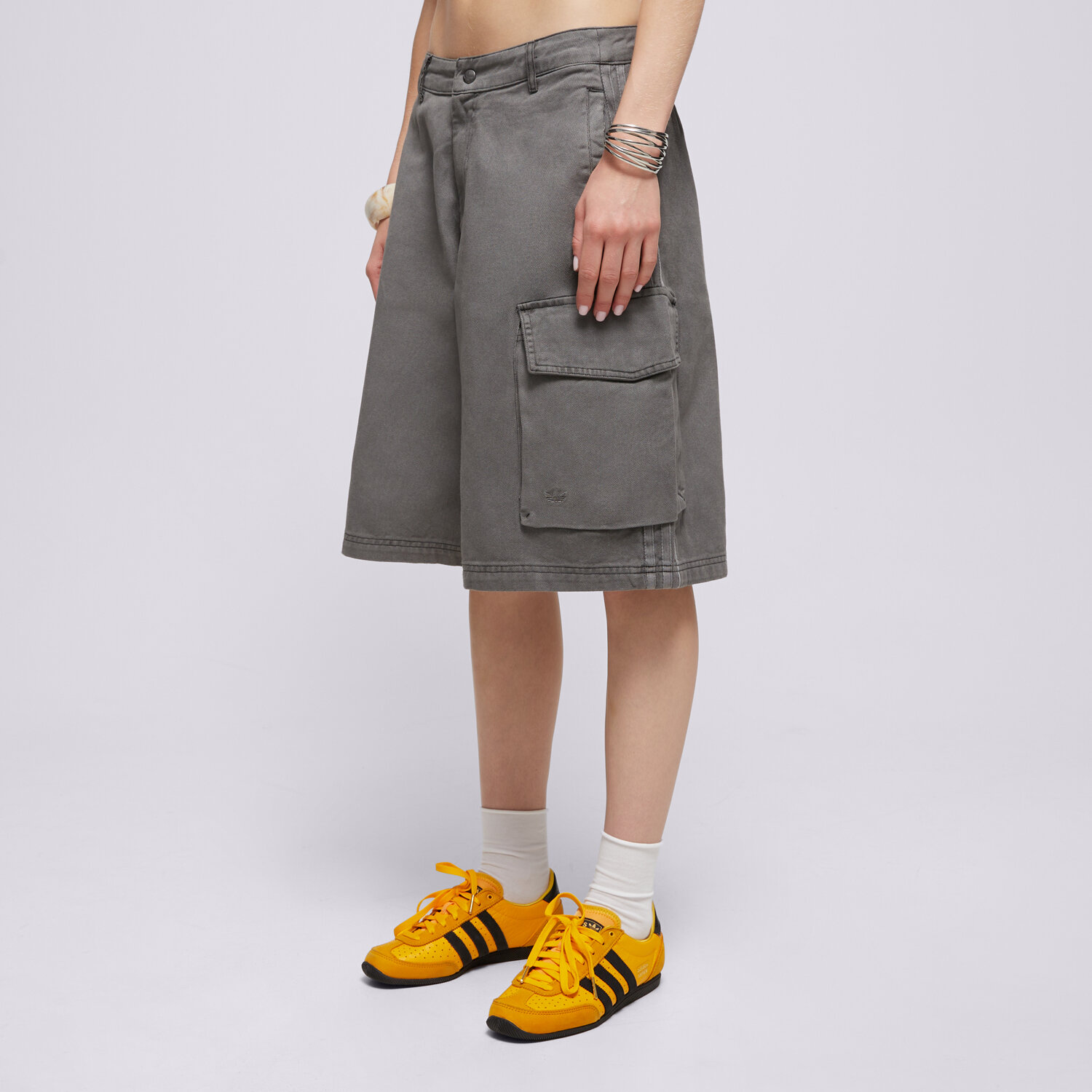 Krótkie spodenki, szorty damskie ADIDAS SZORTY CARGO JORTS JD0139 SZARY