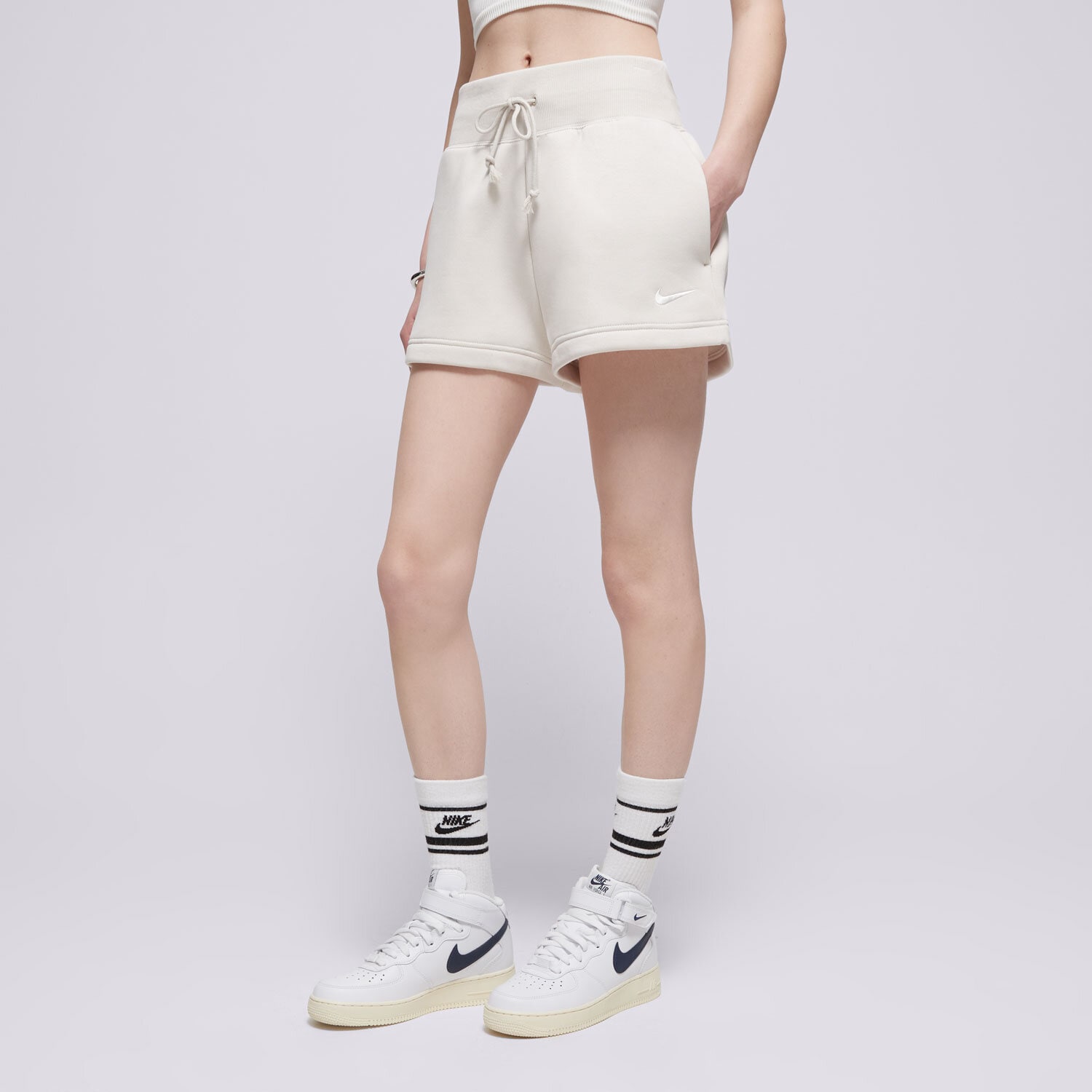 Krótkie spodenki, szorty damskie NIKE SZORTY W NSW PHNX FLC HR SHORT FD1409-104 KREMOWY