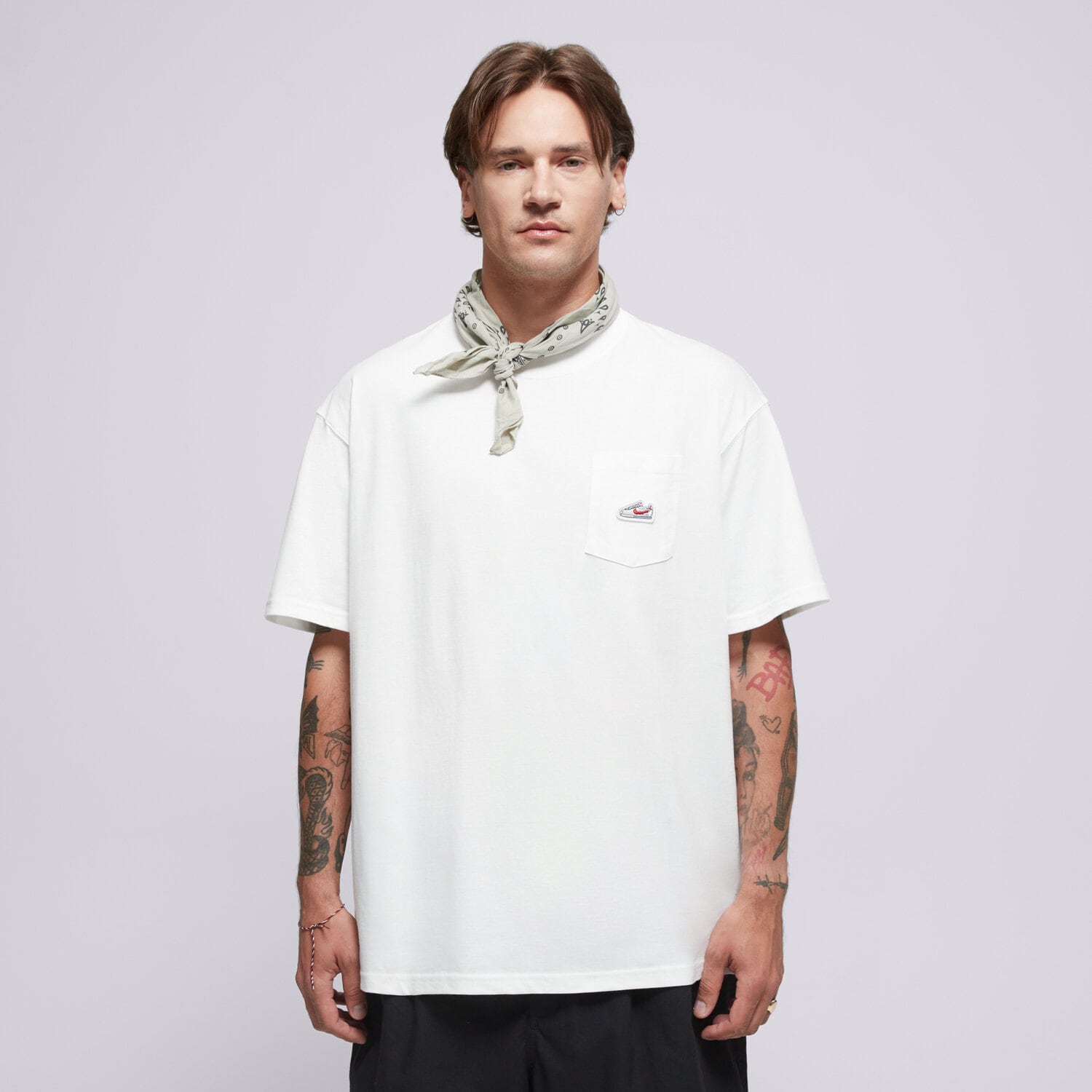 Koszulka, t-shirt sportowy męski NIKE T-SHIRT U NSW TEE M90 SNKR PTCH PKT 2 IB1382-100 BIAŁY