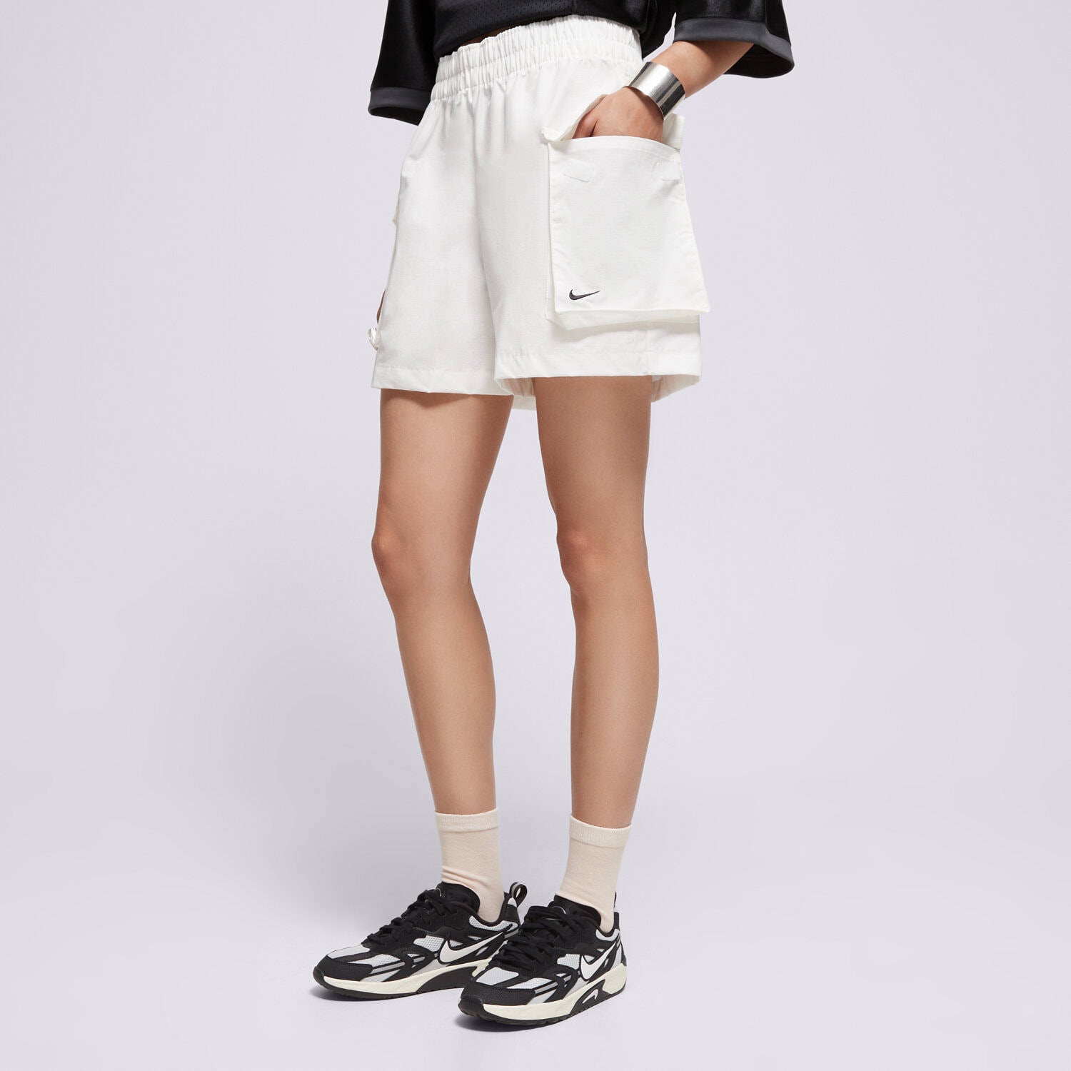 Krótkie spodenki, szorty damskie NIKE SZORTY W NSW ESSNTL WVN HR 5" CRGO SH HM6982-133 KREMOWY