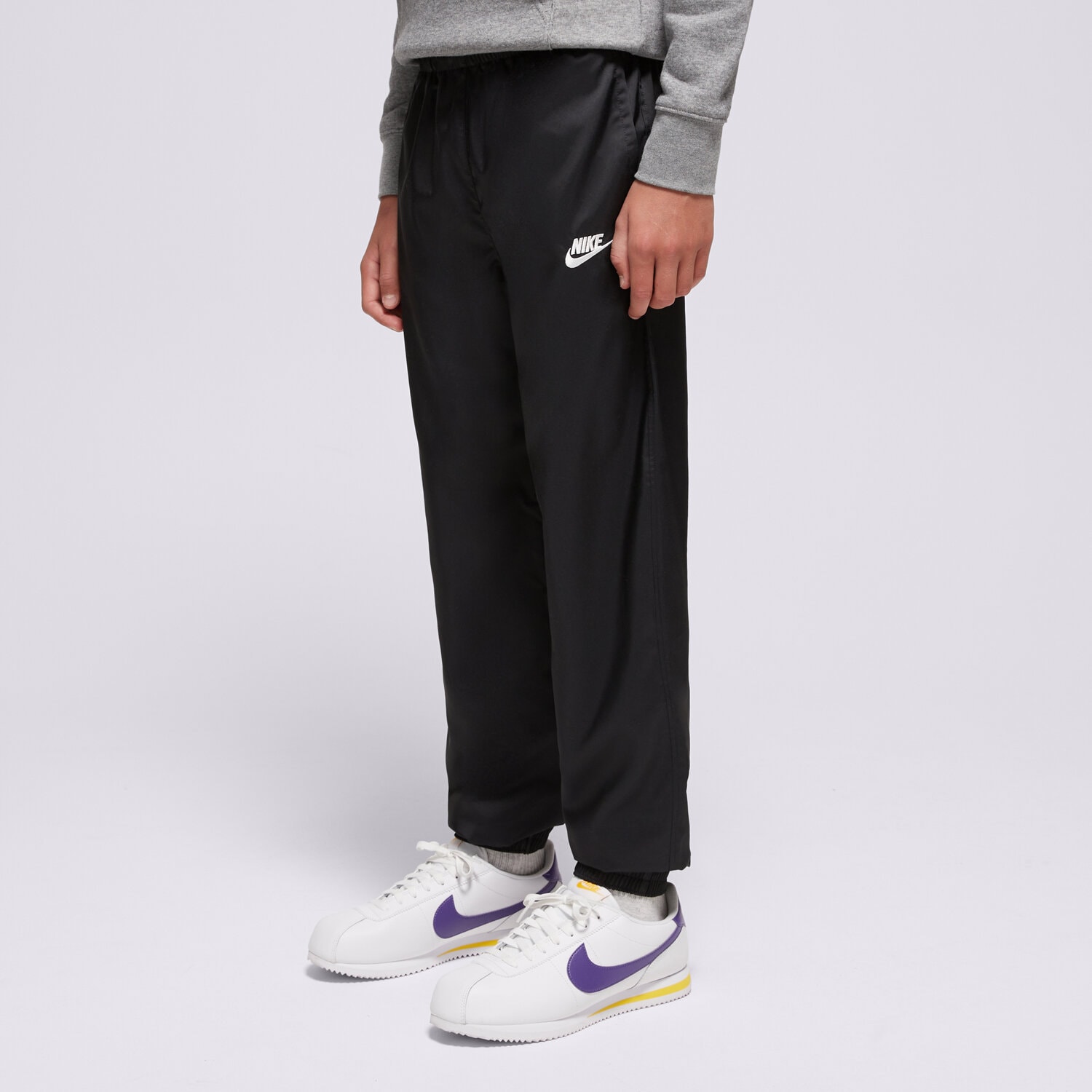 Sportowe spodnie dziecięce NIKE SPODNIE K NSW CLUB WVN JGGR LBR BOY HF8141-010 CZARNY