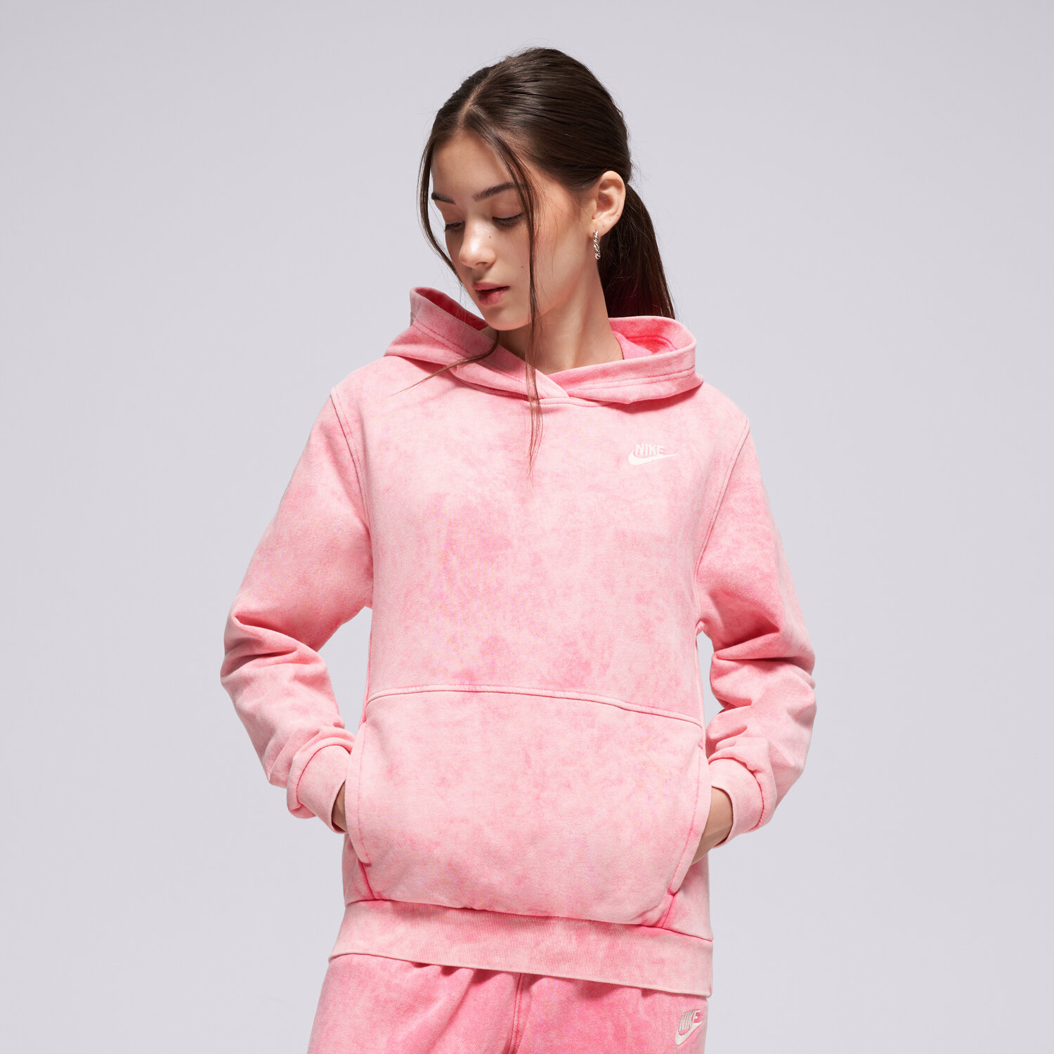 Sportowa bluza dziecięca NIKE BLUZA Z KAPTUREM K NSW WASH PO HOODIE FT GIRL IH2375-684 RÓŻOWY