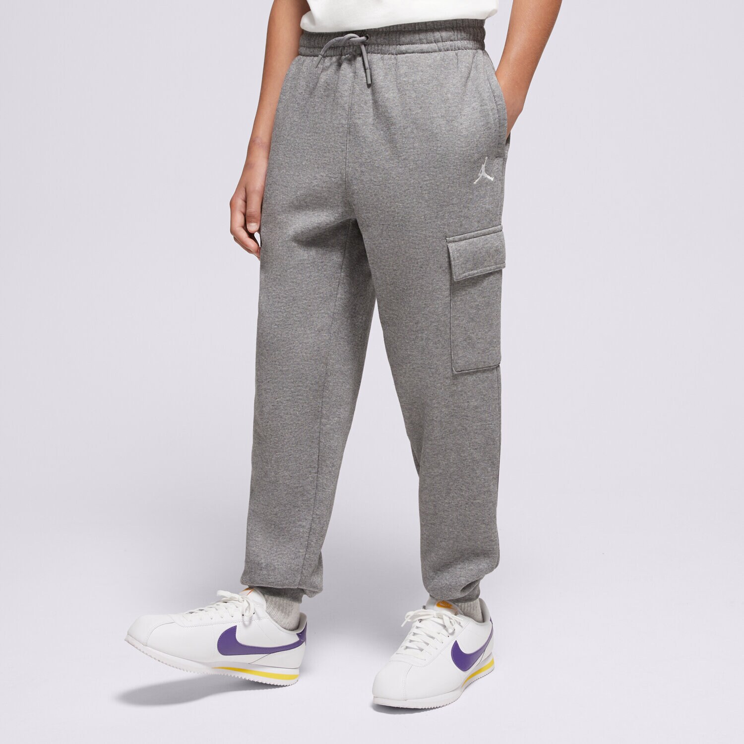 Sportowe spodnie dziecięce JORDAN SPODNIE MY BROOKLYN ESS FLC CARGO PANT BOY 95F105-GEH SZARY