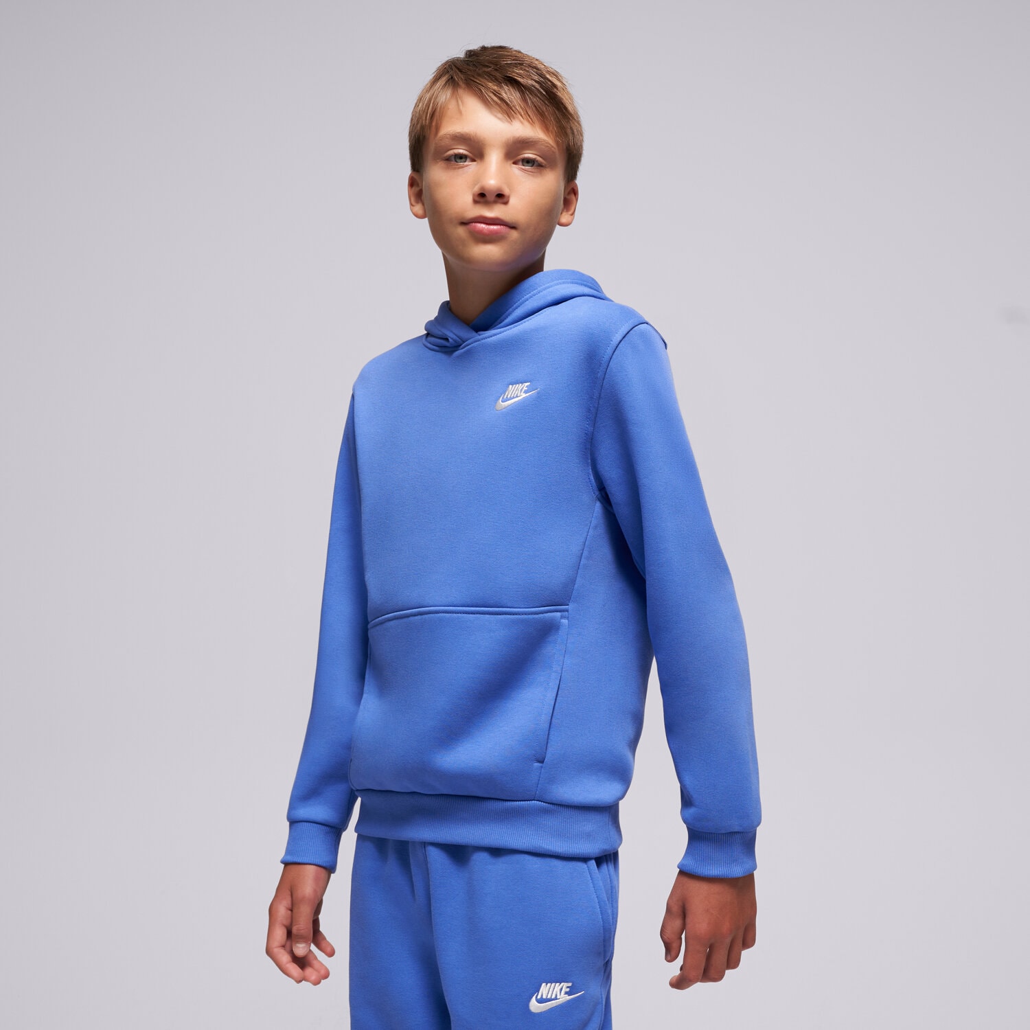 Sportowa bluza dziecięca NIKE BLUZA Z KAPTUREM K NSW CLUB FLC HDY LBR BOY FD3000-411 NIEBIESKI