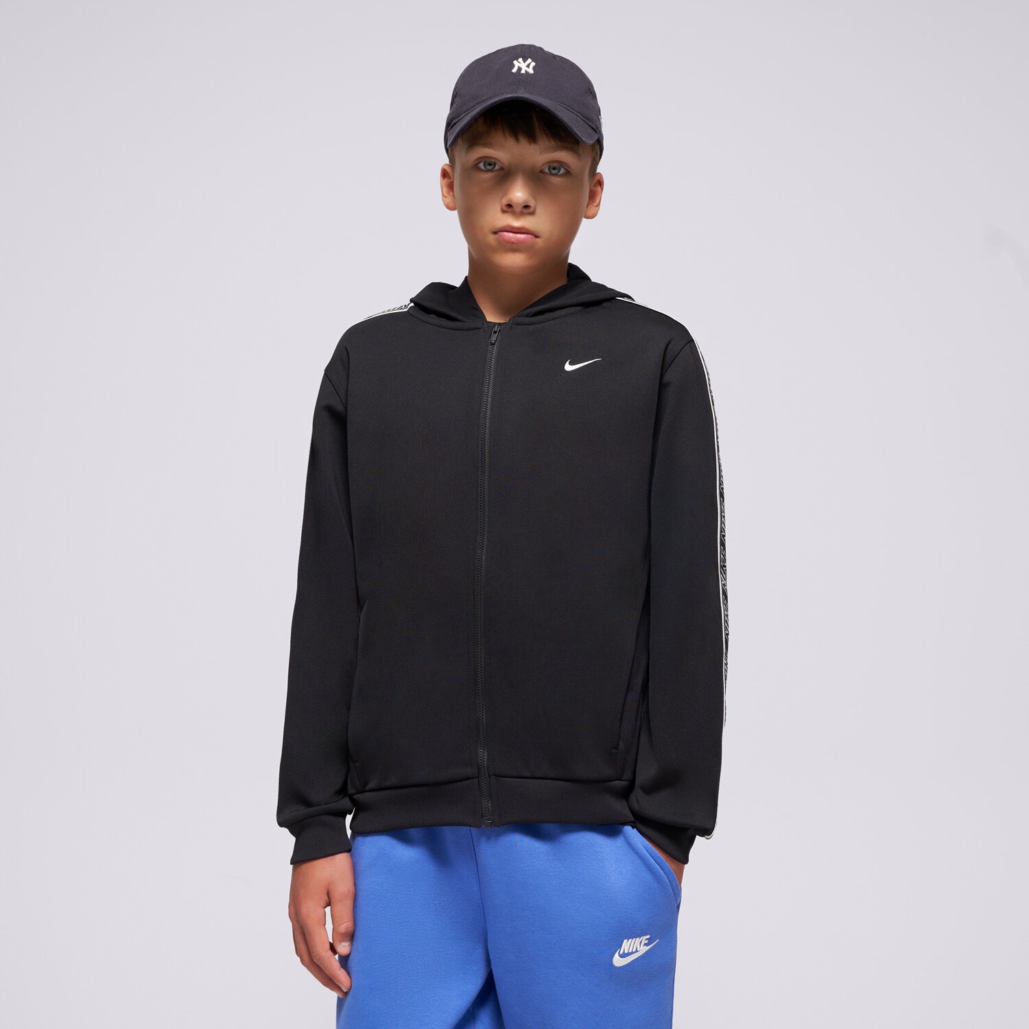 Sportowa bluza dziecięca NIKE BLUZA ROZPINANA Z KAPTUREM K NSW DF CLUB+ POLY FZ HDY B HQ9320-010 CZARNY