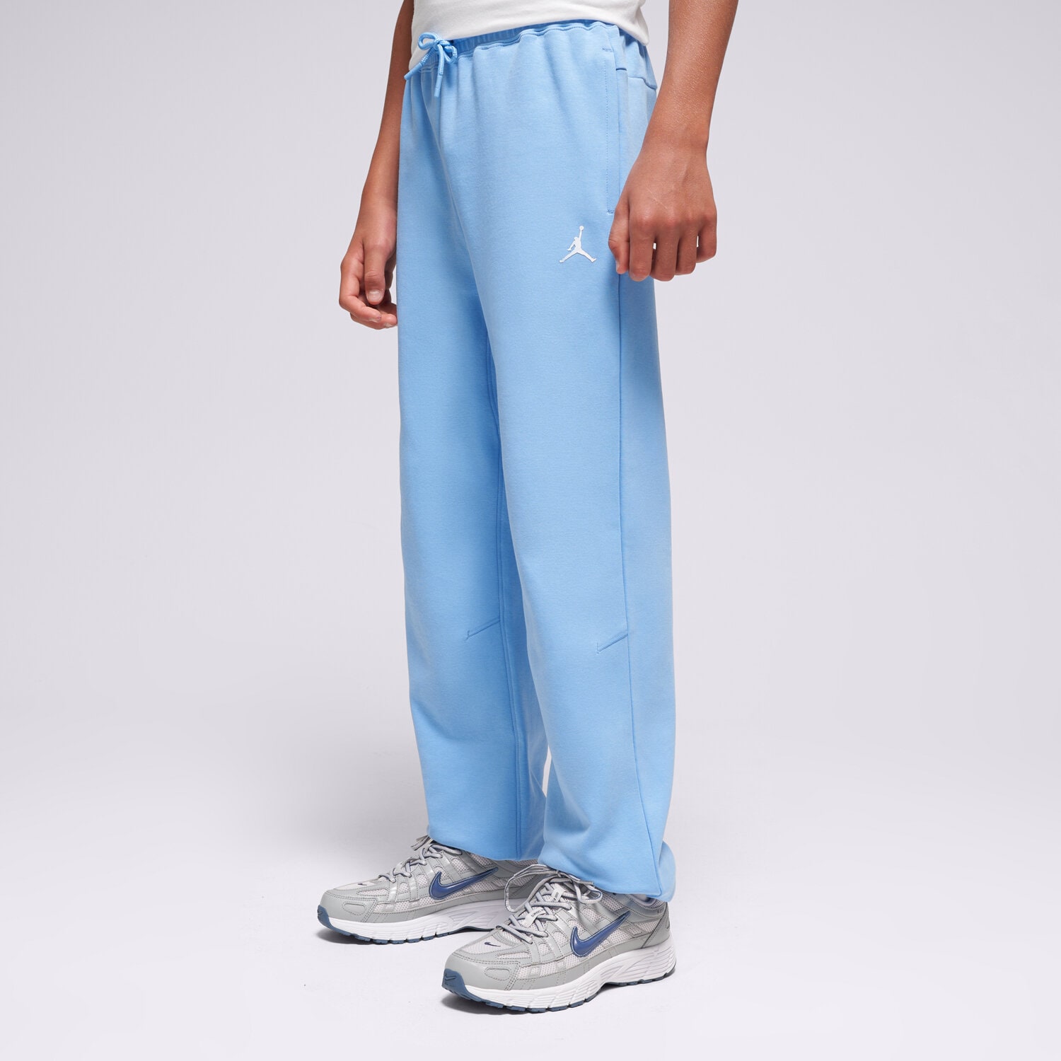 Sportowe spodnie dziecięce JORDAN SPODNIE JDB MJ SPORT STMT HOOP FLC PAN BOY 95D274-B9F NIEBIESKI