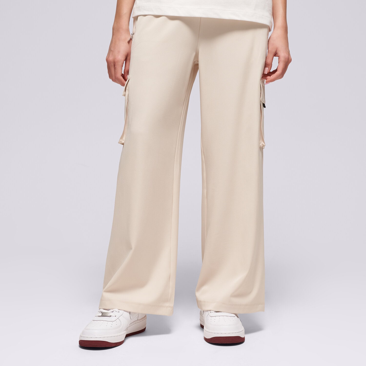 Sportowe spodnie dziecięce JORDAN SPODNIE JUMPMAN POST UP OPEN CARGO GIRL 45F202-XAE KREMOWY