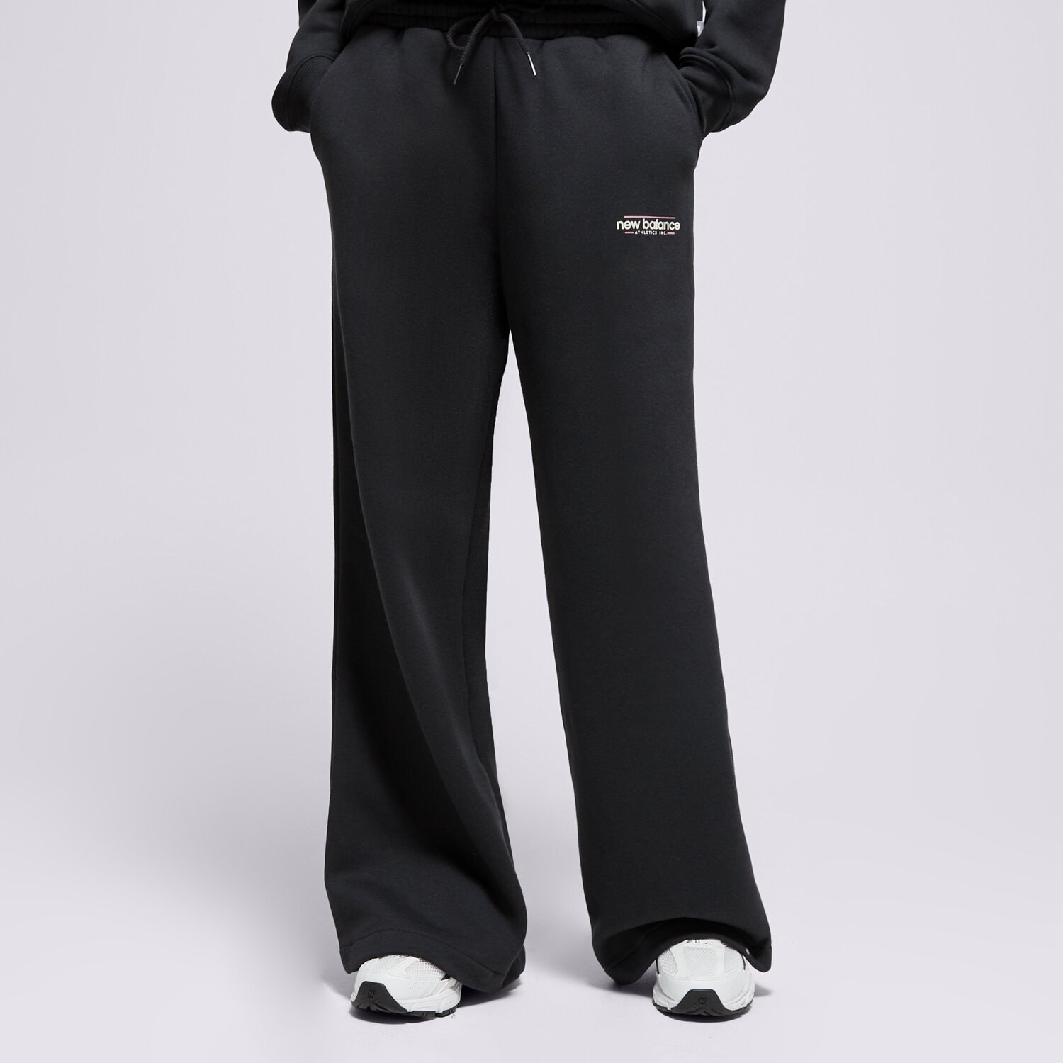 Spodnie sportowe damskie NEW BALANCE SPODNIE REIMAGINED FLEECE WIDE LEG PANT WP53903BK CZARNY