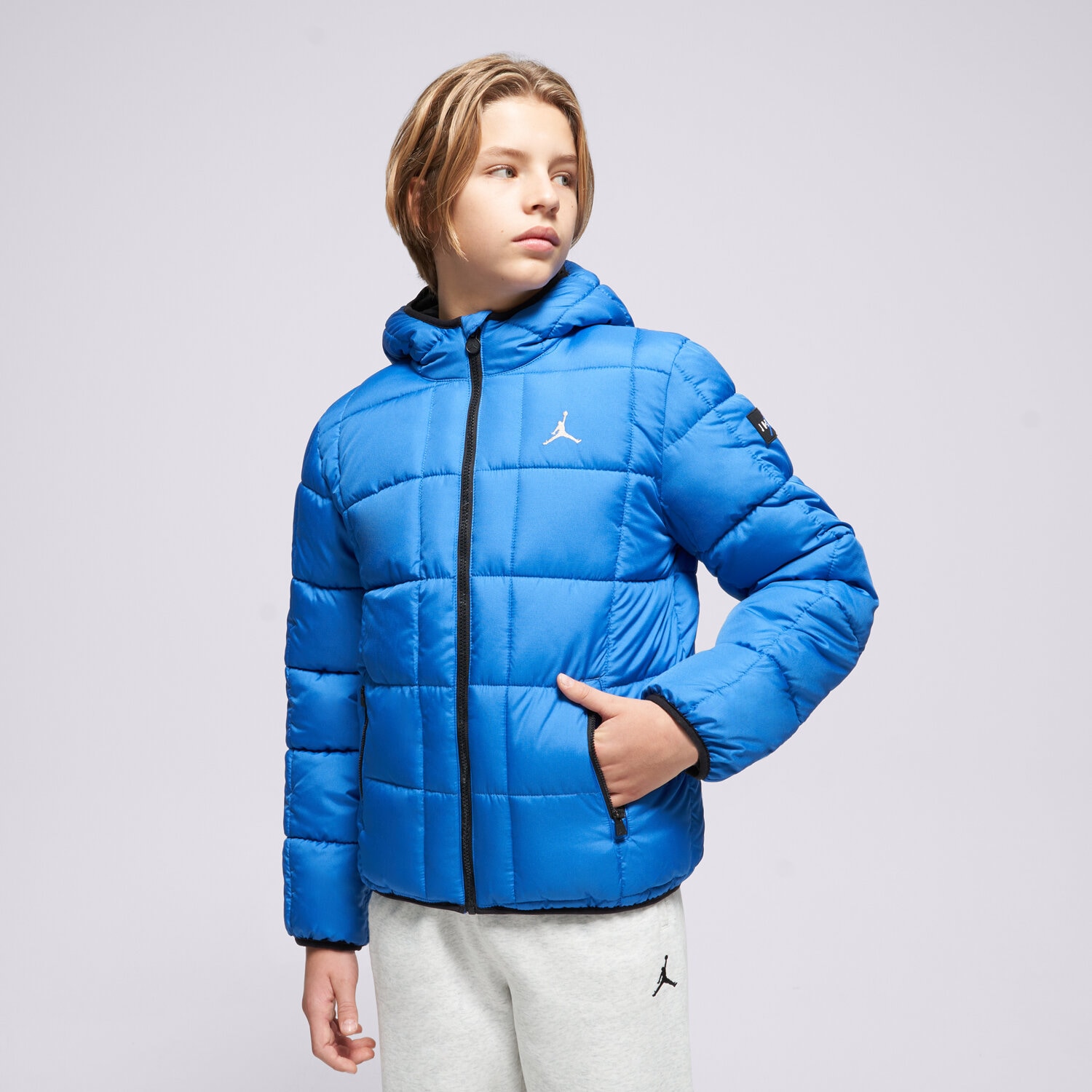 Dziecięca kurtka przejściowa (wiosenna/jesienna) JORDAN KURTKA JDN ESSENTIAL MDWT PUFFER BOY 95F009-BB7 NIEBIESKI