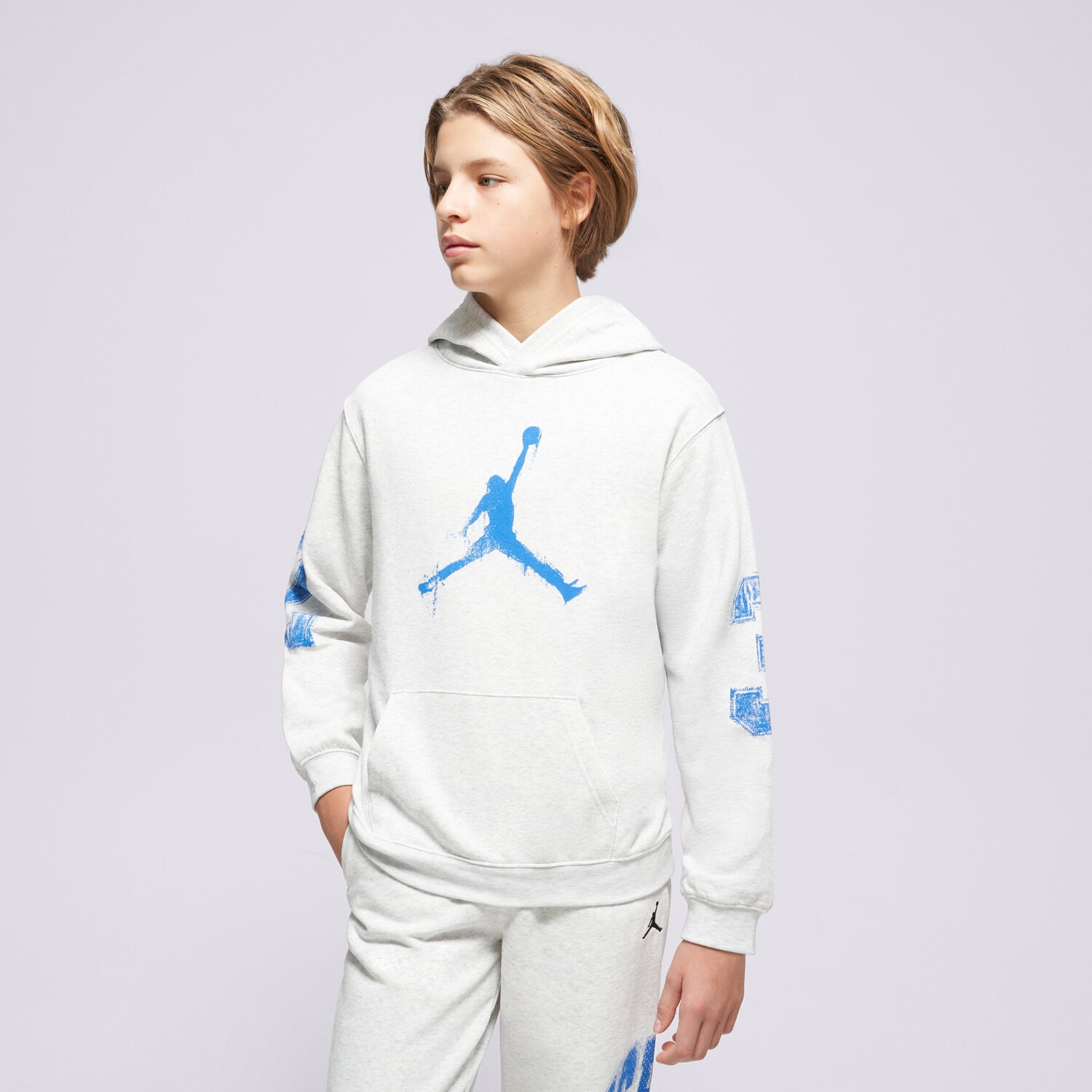 Sportowa bluza dziecięca JORDAN BLUZA Z KAPTUREM JDB MJ MVP HBR JM FLC PO BOY 95F097-X58 SZARY