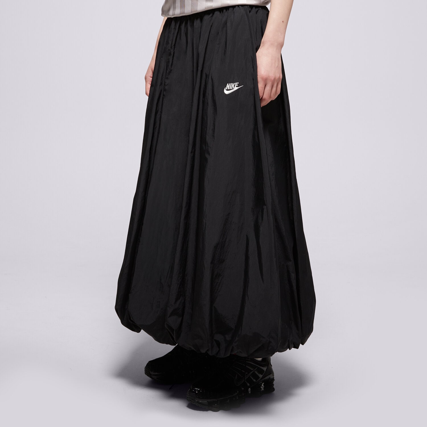 Modna sukienka sportowa NIKE SPÓDNICZKA W NSW WR SKIRT IM7450-010 CZARNY