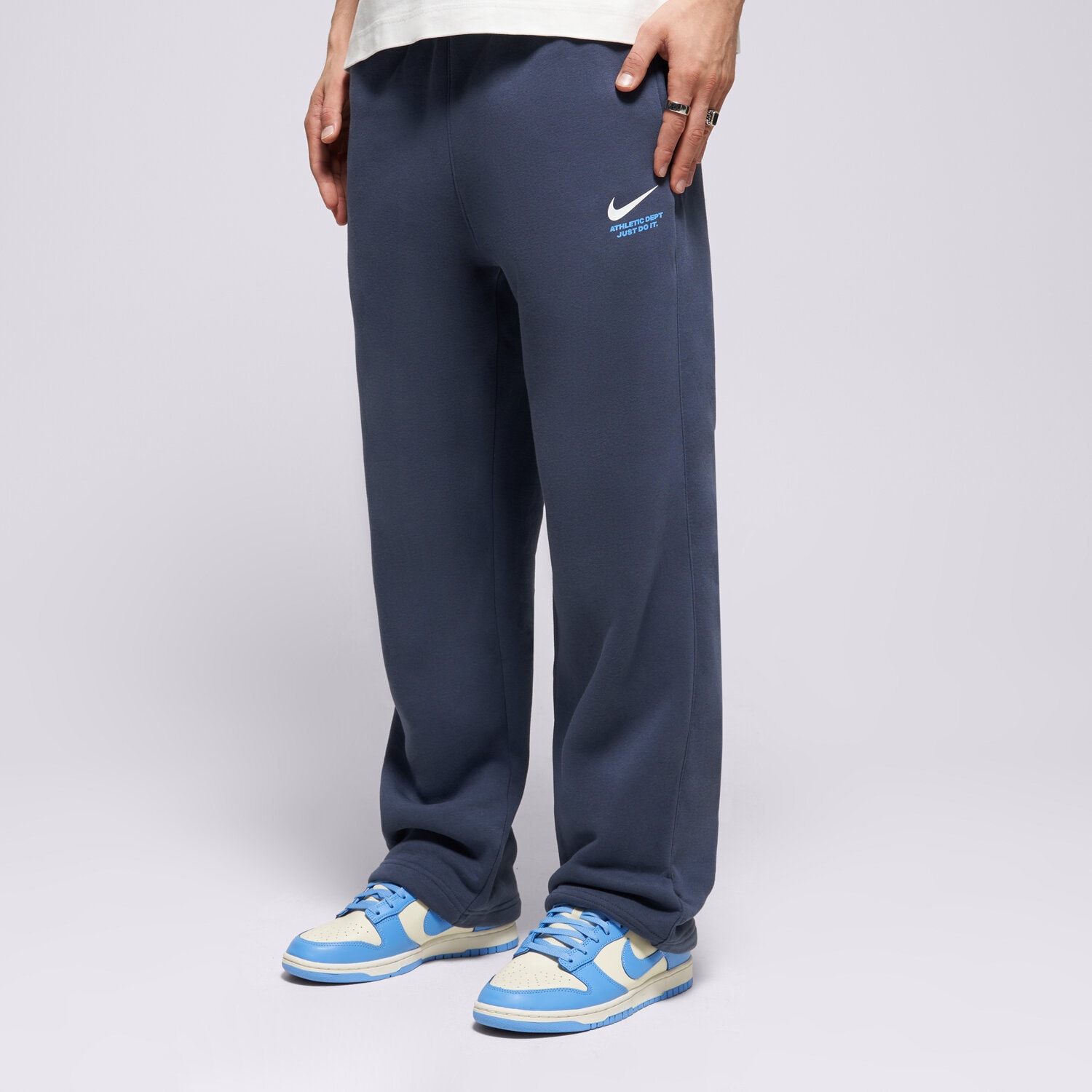 Spodnie sportowe męskie NIKE SPODNIE M NK CLUB BB FLC BOTTOM SILHO IQ2759-437 GRANATOWY