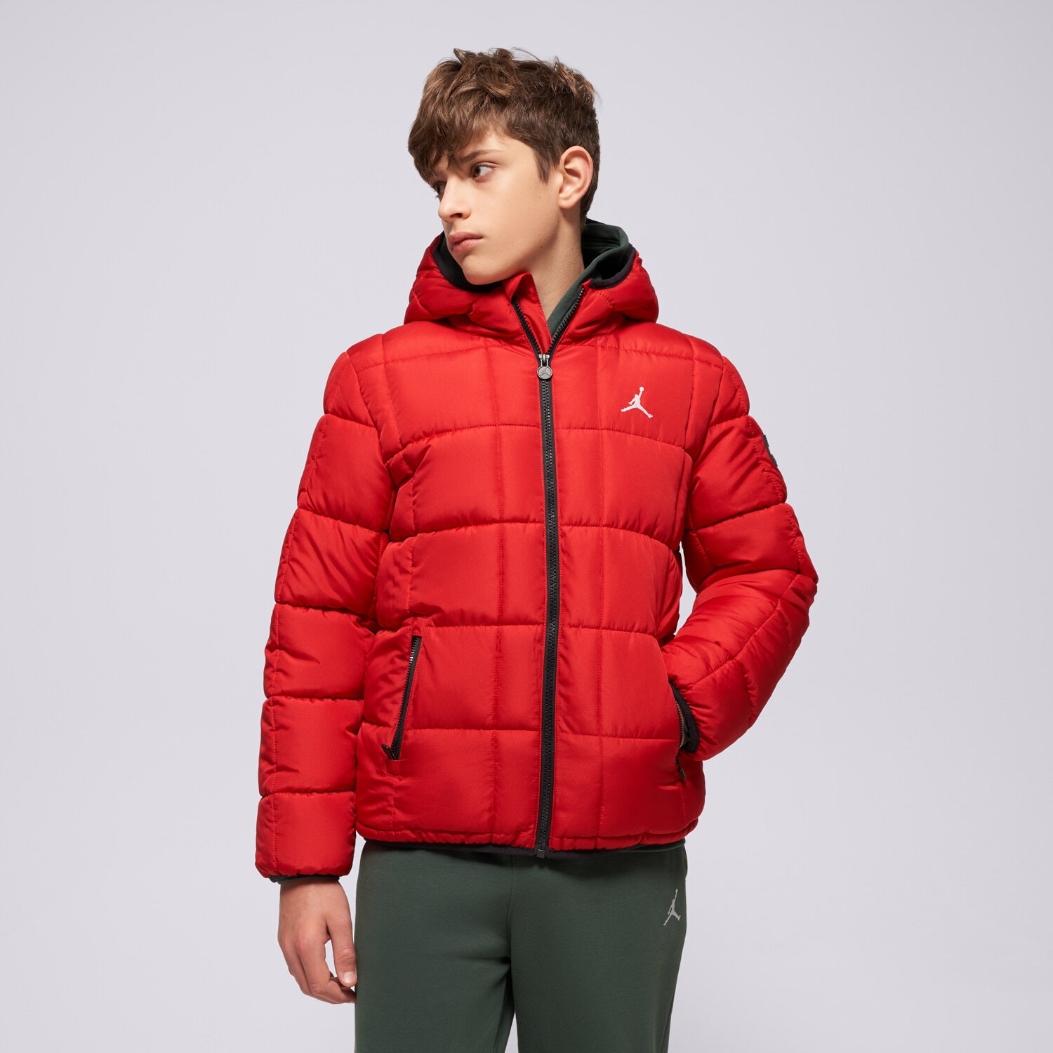 Dziecięca kurtka przejściowa (wiosenna/jesienna) JORDAN KURTKA PUCHOWA ESSENTIAL MDWT PUFFER BOY 95F009-R78 CZERWONY