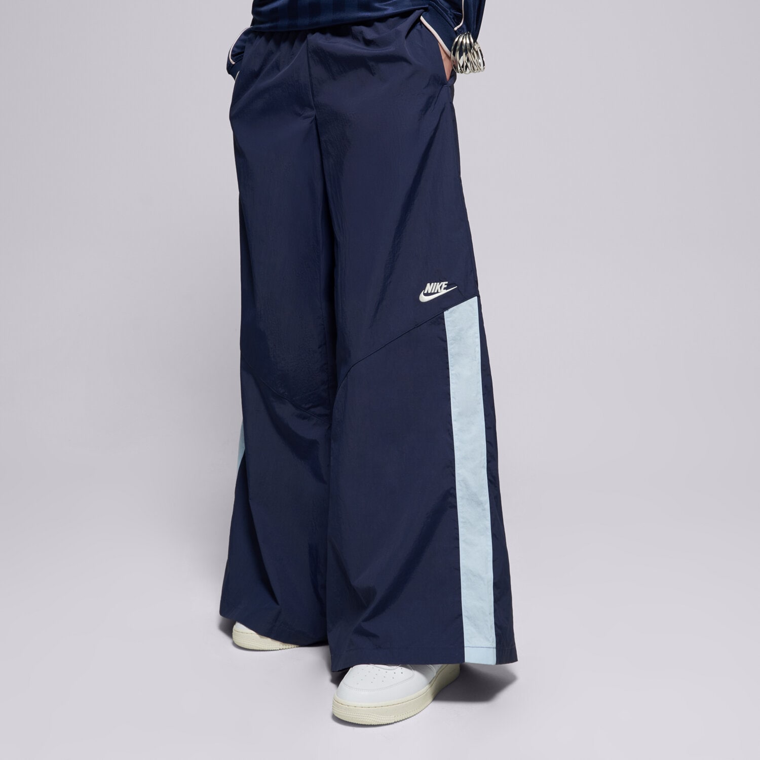 Spodnie sportowe damskie NIKE SPODNIE W NSW WIDE LEG WVN PANT IH8508-410 GRANATOWY