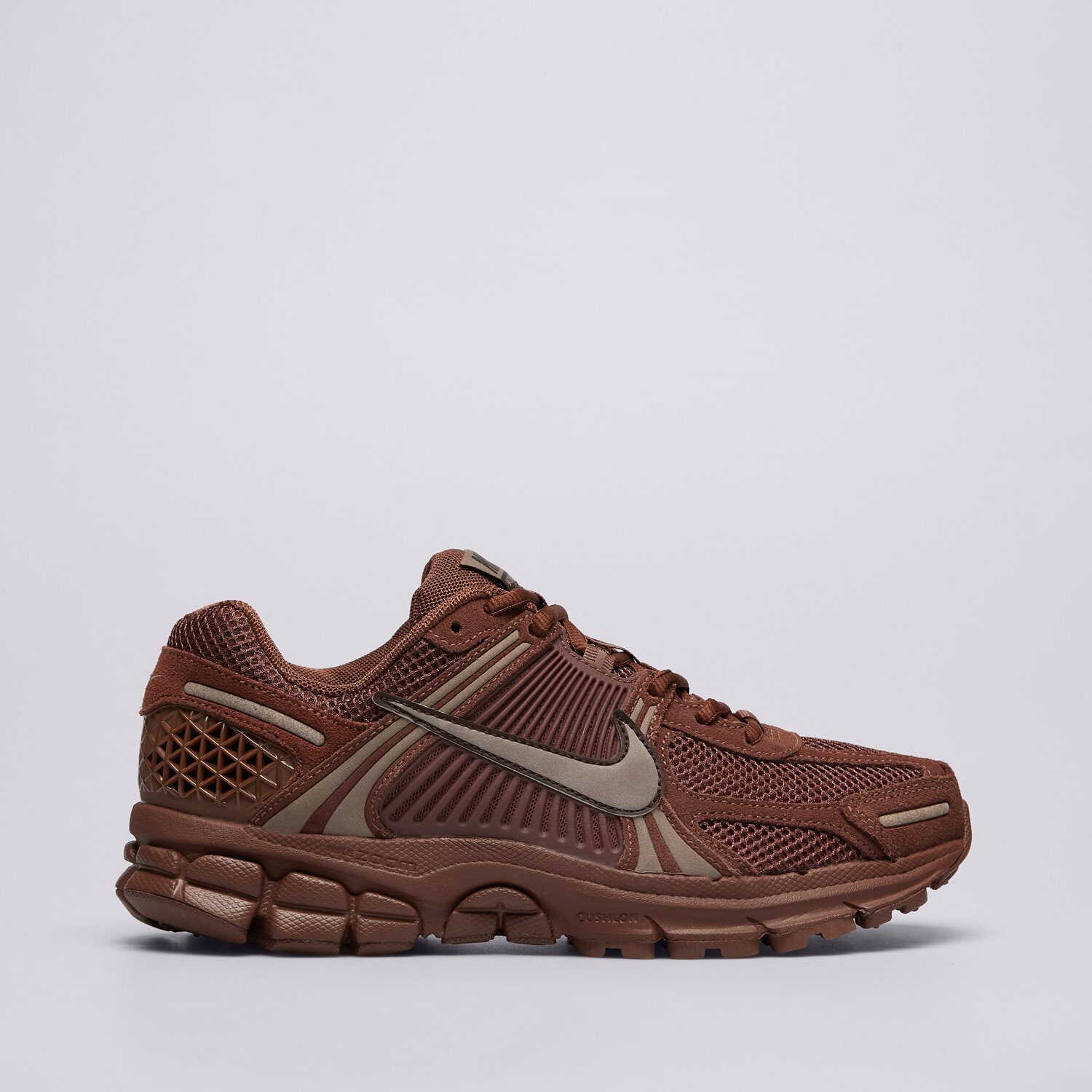 Buty sneakersy damskie NIKE W ZOOM VOMERO 5 SDE HQ0458-201 BRĄZOWY