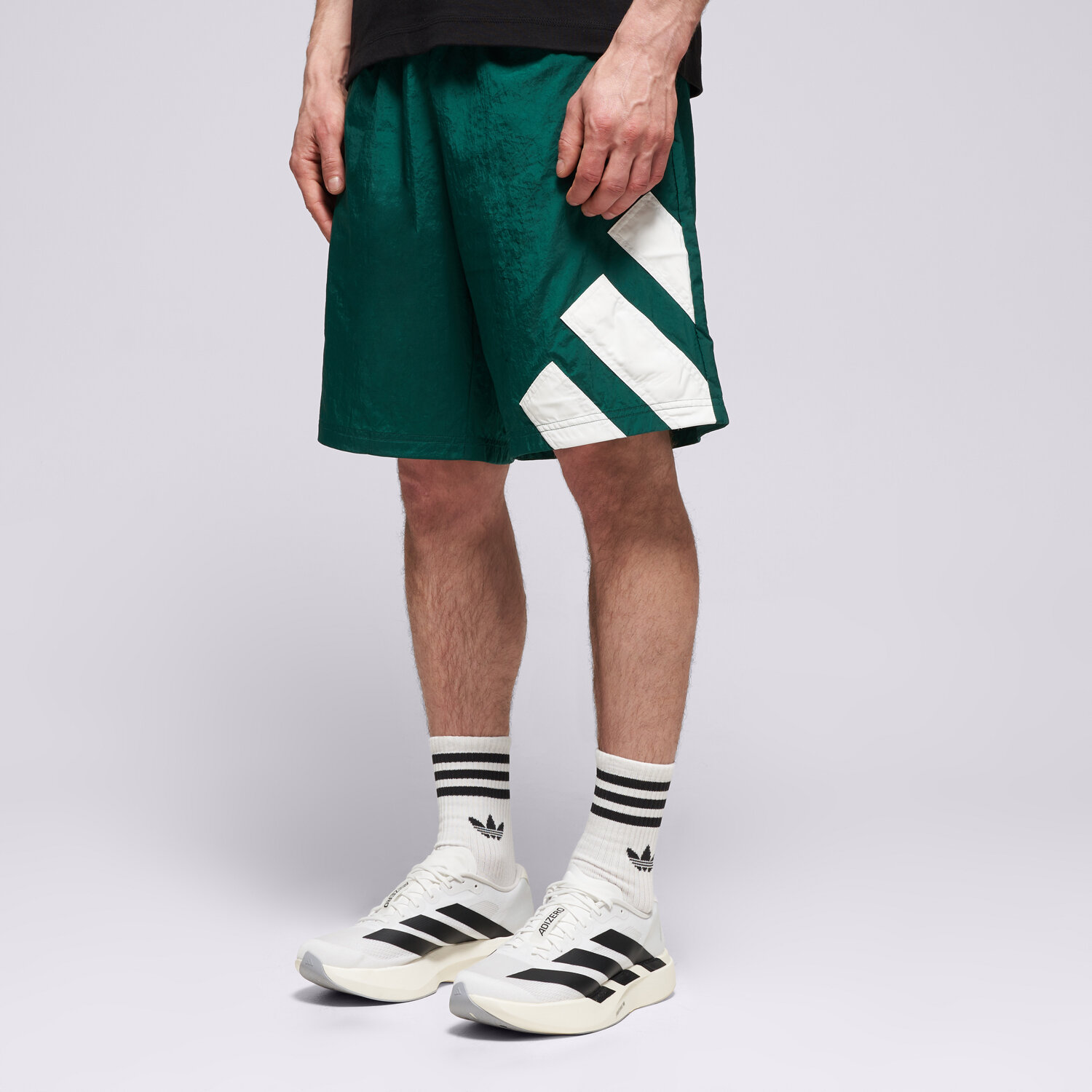 Krótkie spodenki, szorty męskie ADIDAS SZORTY GRFX SHORT KD4073 ZIELONY