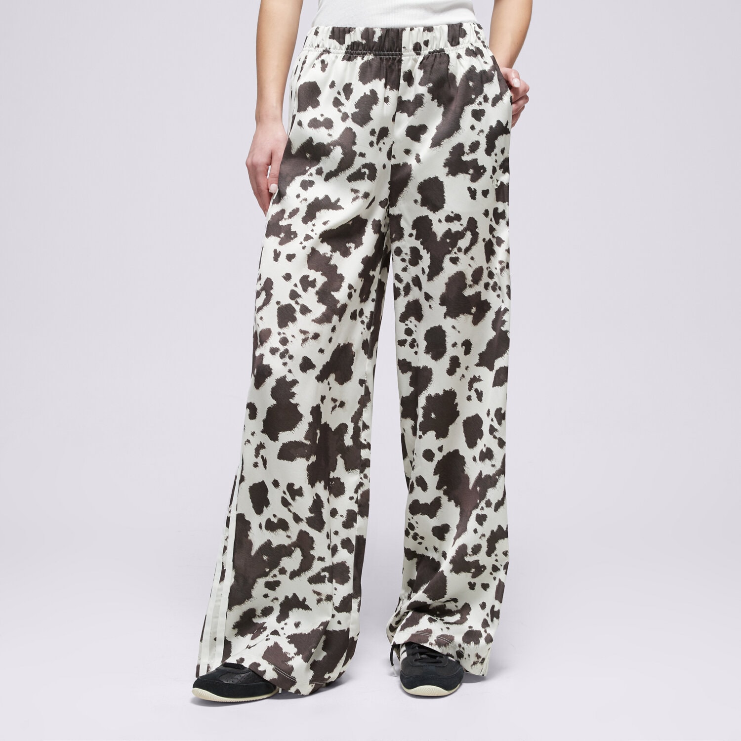 Spodnie sportowe damskie ADIDAS SPODNIE SATIN WIDE LEG COW PRINT KA2668 MULTICOLOR