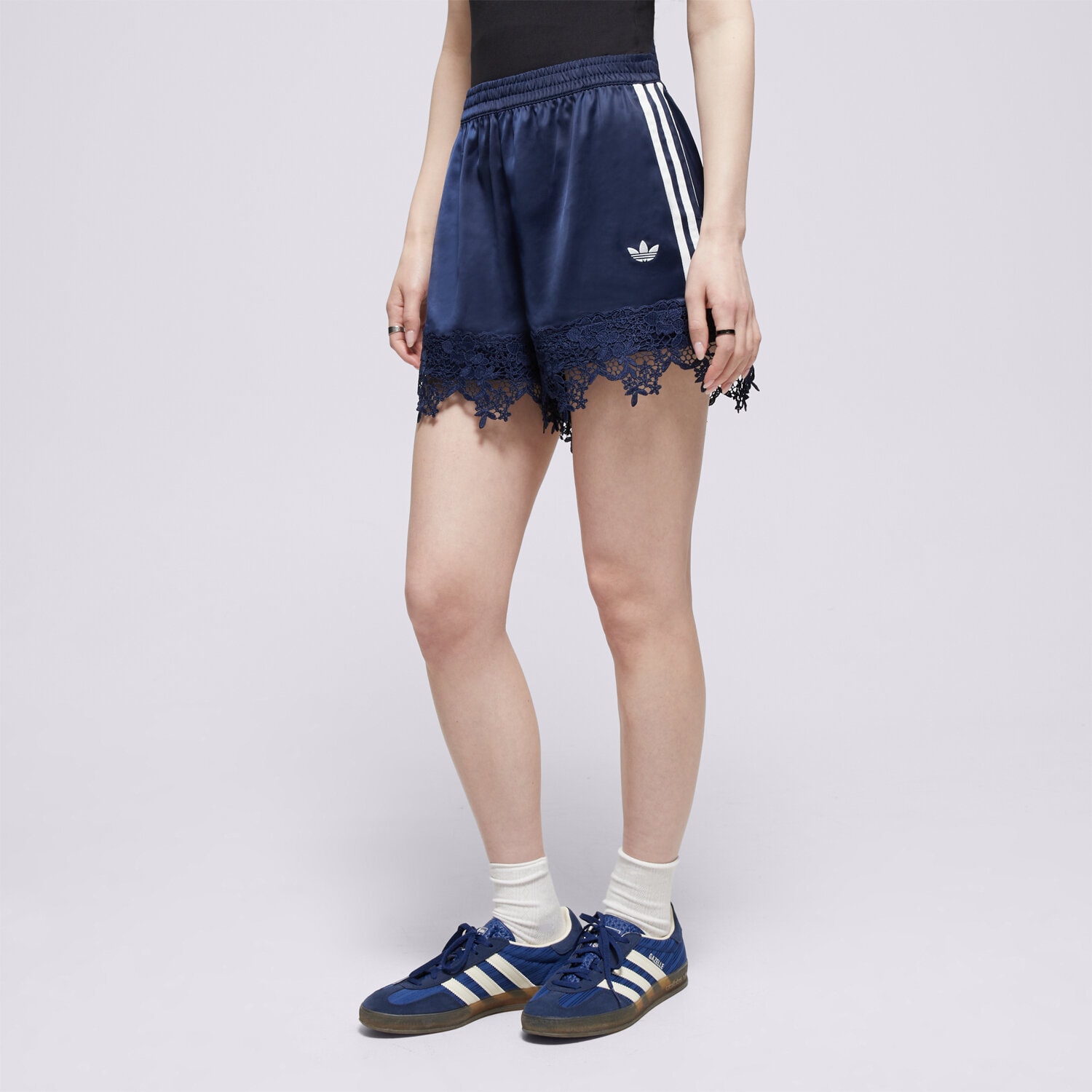 Krótkie spodenki, szorty damskie ADIDAS SZORTY SATIN LACE SHORTS LD1811 GRANATOWY