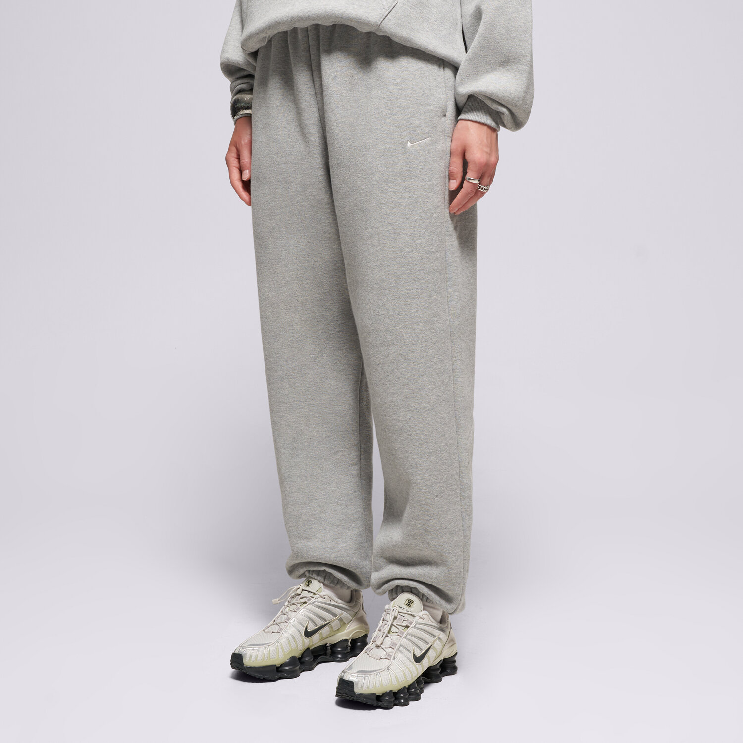 Spodnie sportowe damskie NIKE SPODNIE W NK STDO FLC MW HR OS CFF PNT IM8074-063 SZARY