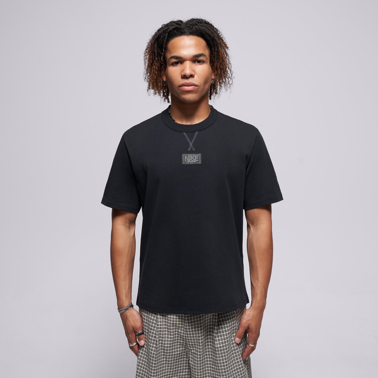 Koszulka, t-shirt sportowy męski NIKE T-SHIRT U NSW TEE TAILORED PREM PATCH IH1349-010 CZARNY