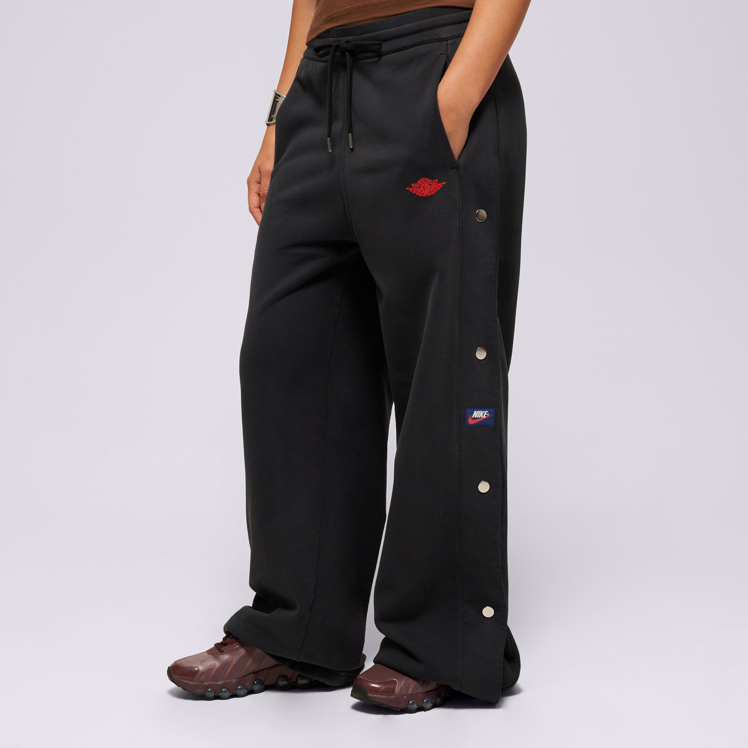 Spodnie sportowe damskie JORDAN SPODNIE W J FLT FLC WNGS FT SNPBTM IM6983-010 CZARNY
