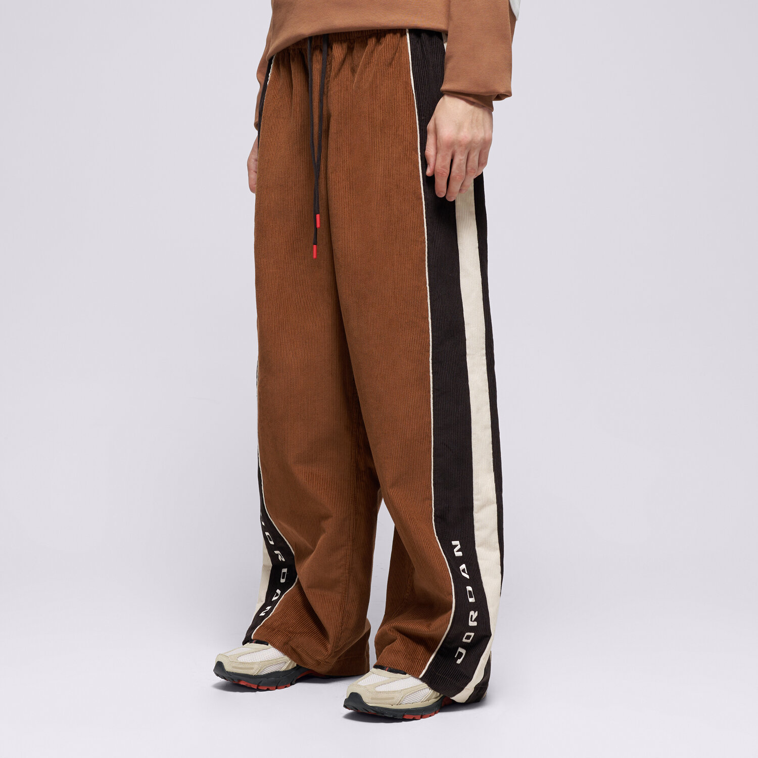 Spodnie sportowe męskie JORDAN SPODNIE M J FLT CORD PANT IO1805-281 BRĄZOWY