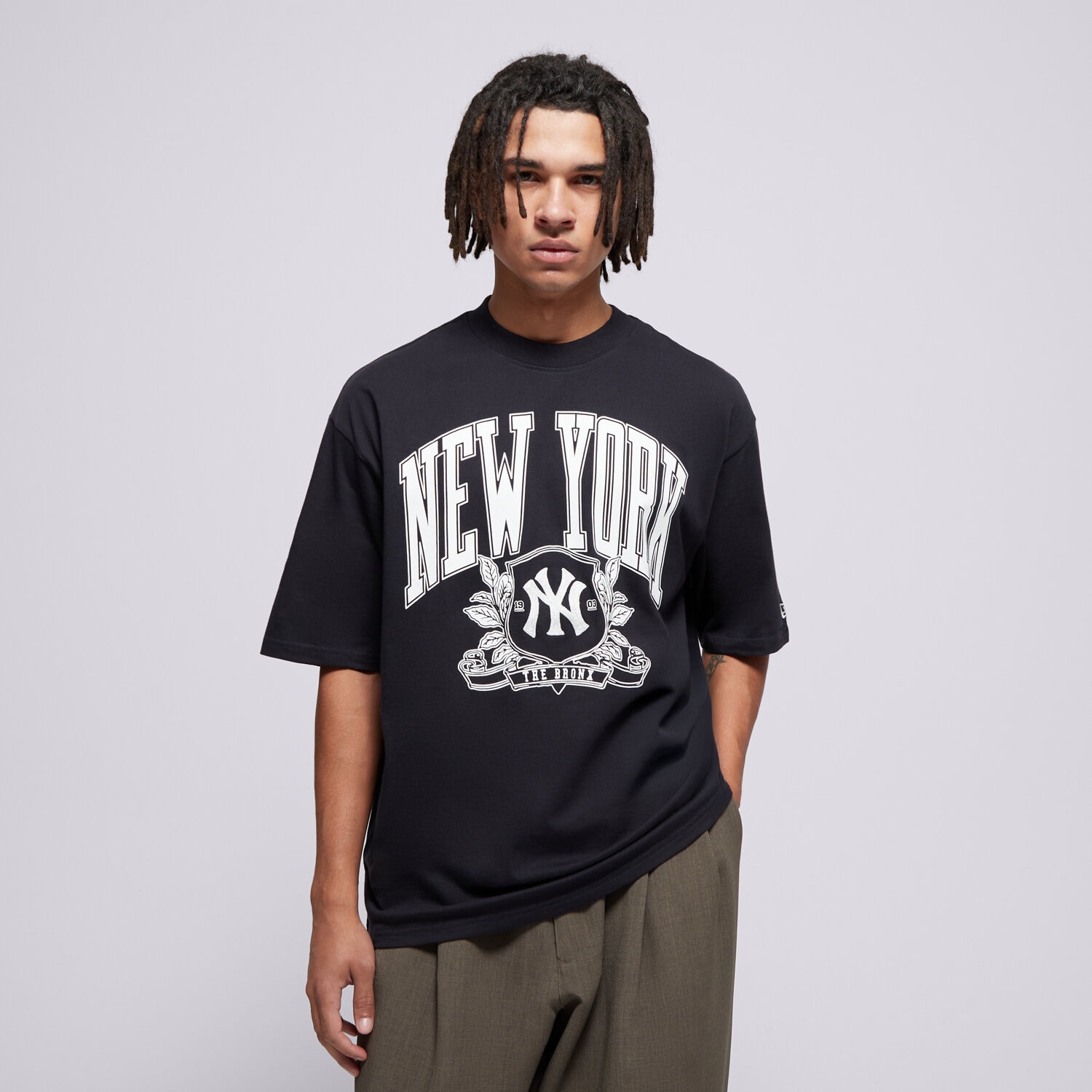 Koszulka, t-shirt sportowy męski NEW ERA T-SHIRT MLB ARCH GRPHC OS NYY NEW YORK YANKEES 60897425 GRANATOWY
