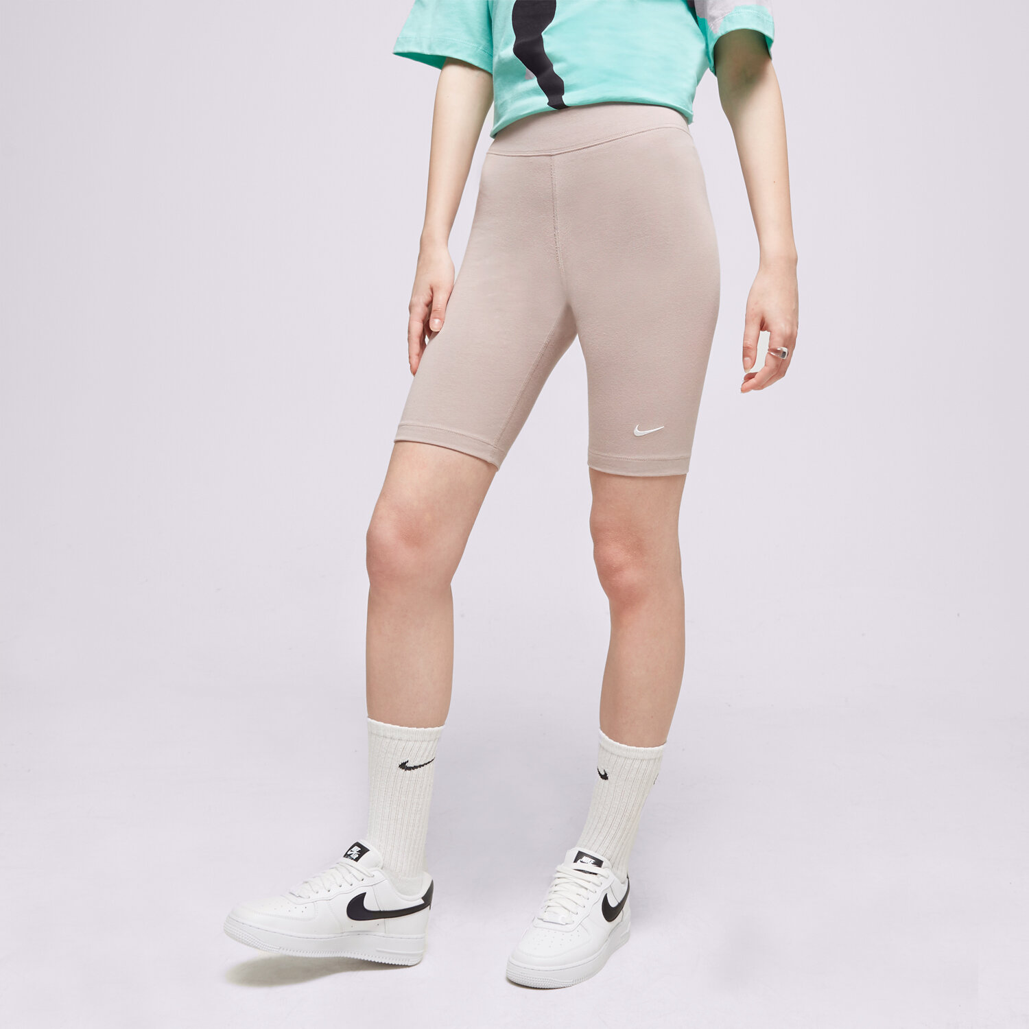 Krótkie spodenki, szorty damskie NIKE SZORTY W NSW ESSNTL MR BIKER CZ8526-272 BEŻOWY