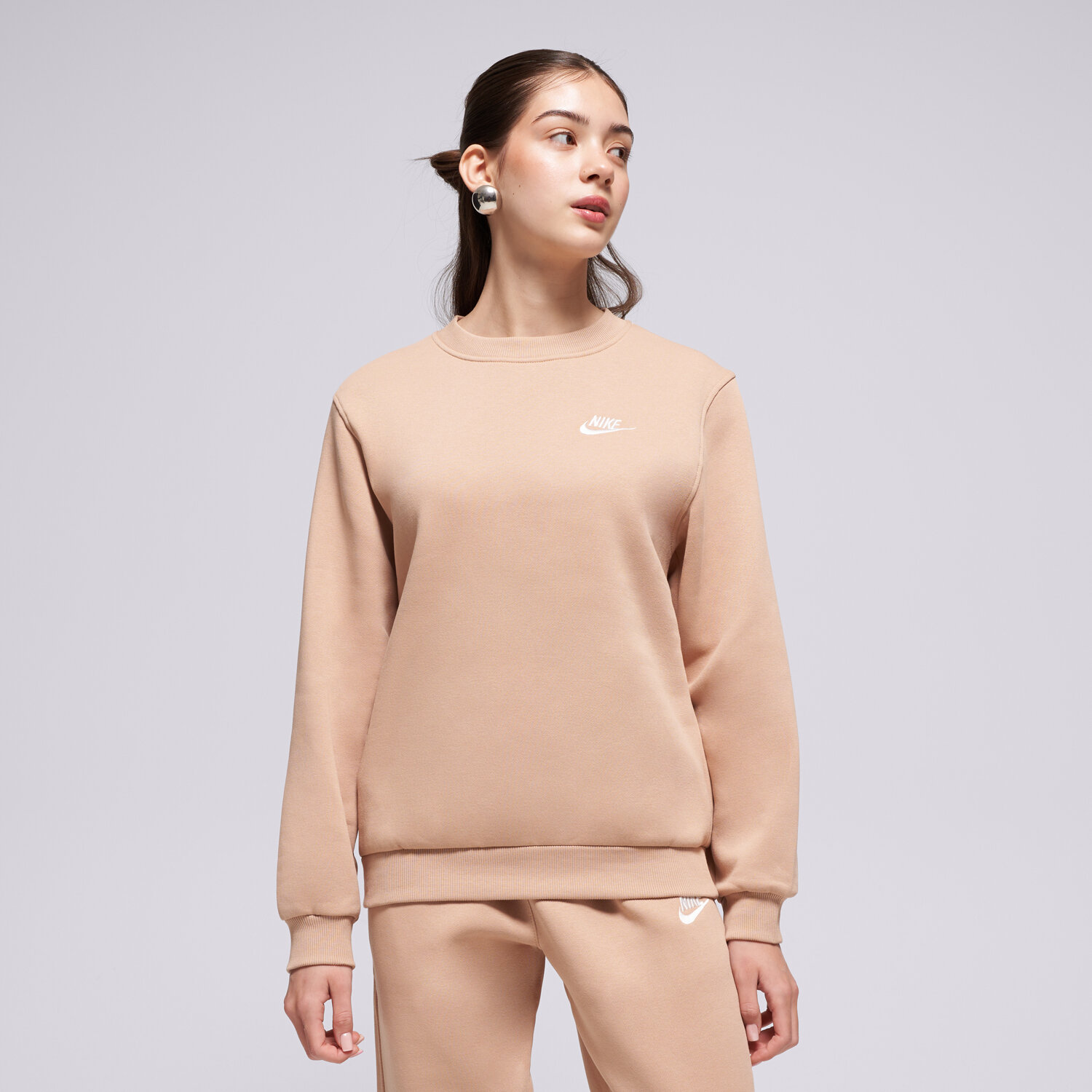 Sportowa bluza dziecięca NIKE BLUZA K NSW CLUB FLC CREW LS LBR GIRL FD3006-200 BRĄZOWY