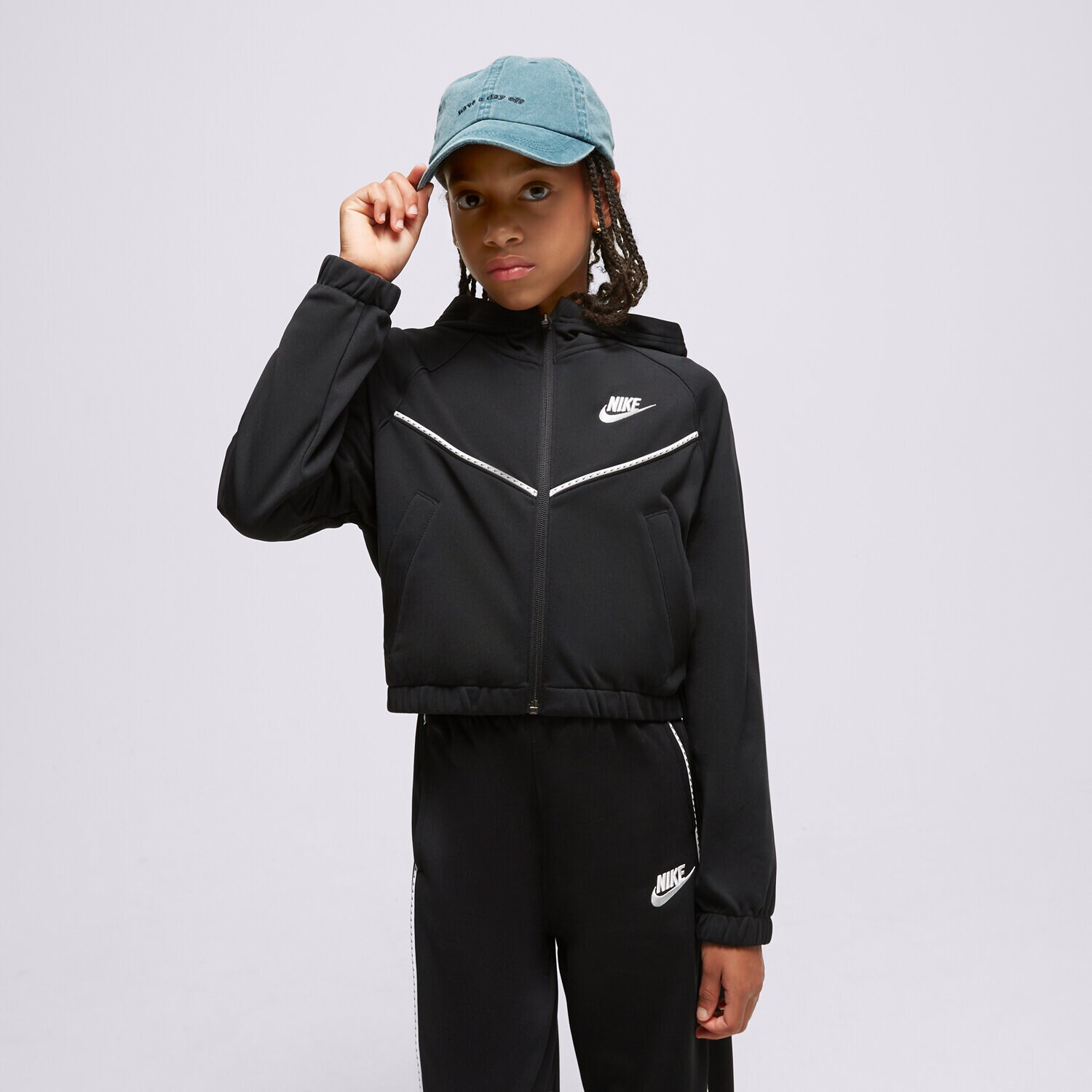 Sportowe spodnie dziecięce NIKE KOMPLET G NSW HR TRACKSUIT HD FZ GIRL FD2948-010 CZARNY