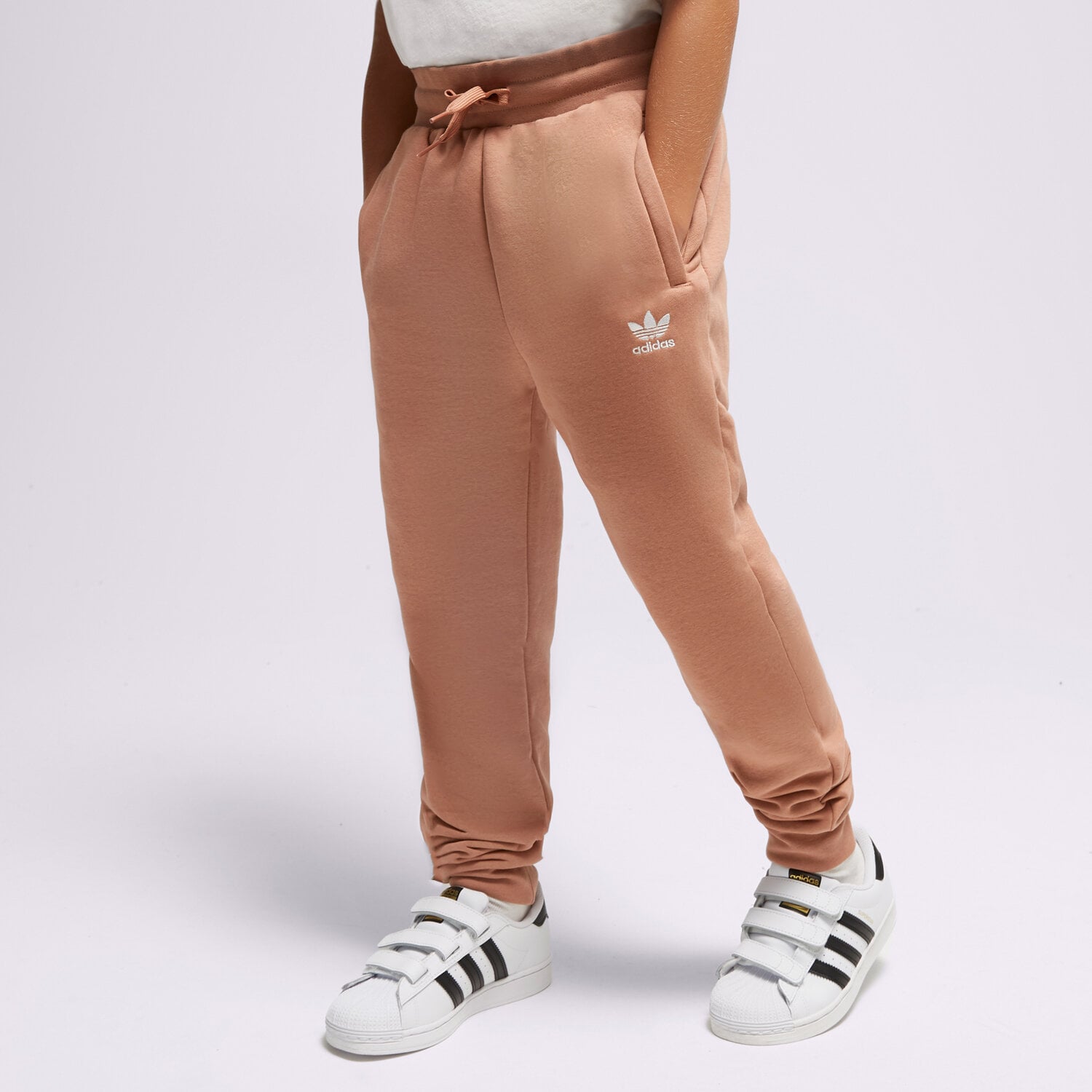 Sportowe spodnie dziecięce ADIDAS SPODNIE PANTS BOY IC6134 BRĄZOWY