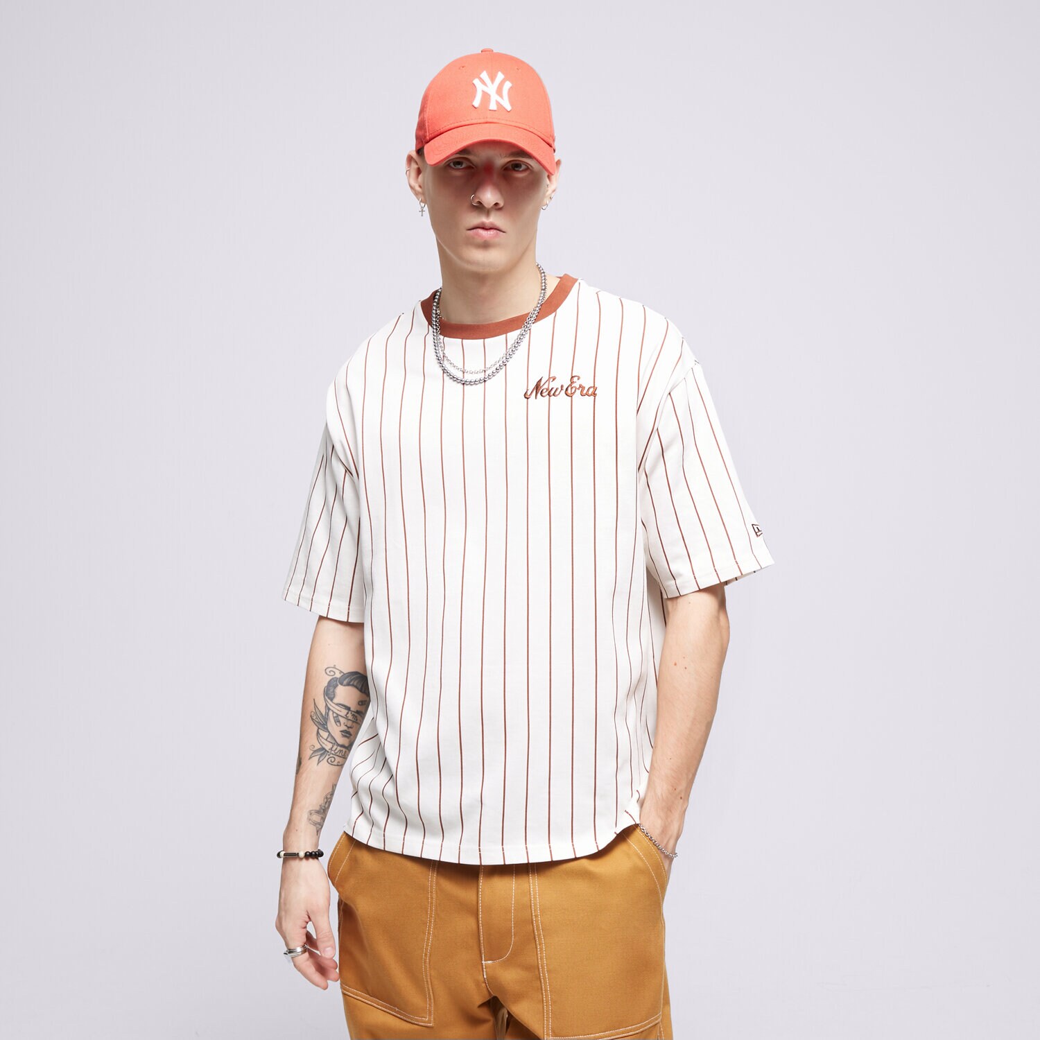Koszulka, t-shirt sportowy męski NEW ERA T-SHIRT NE PINSTRIPE OS 60424405 BEŻOWY