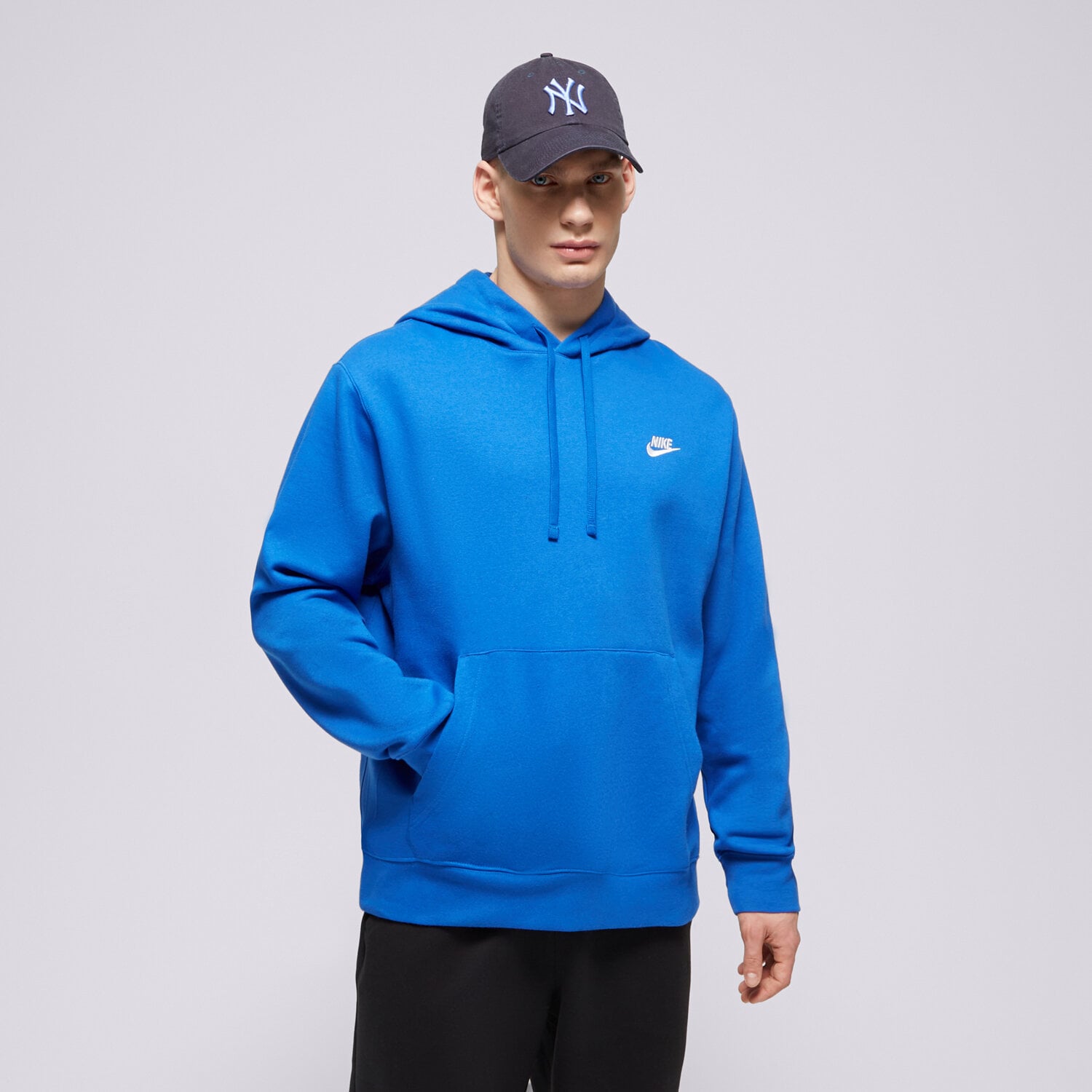 Bluza męska NIKE BLUZA Z KAPTUREM SPORTSWEAR CLUB FLEECE BV2654-480 NIEBIESKI