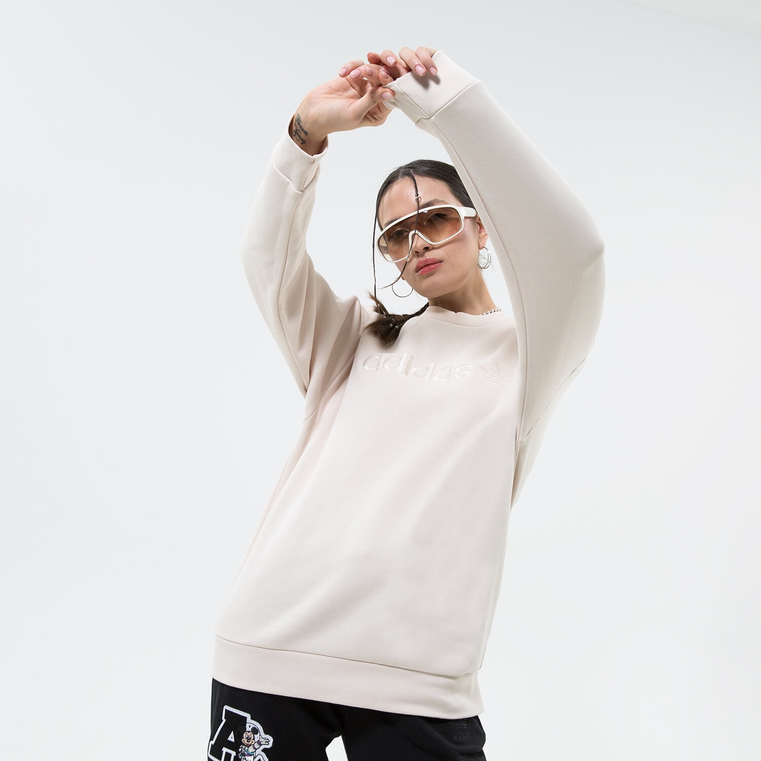 Bluza damska ADIDAS BLUZA EMB CREW W'WHT HY8731 BEŻOWY