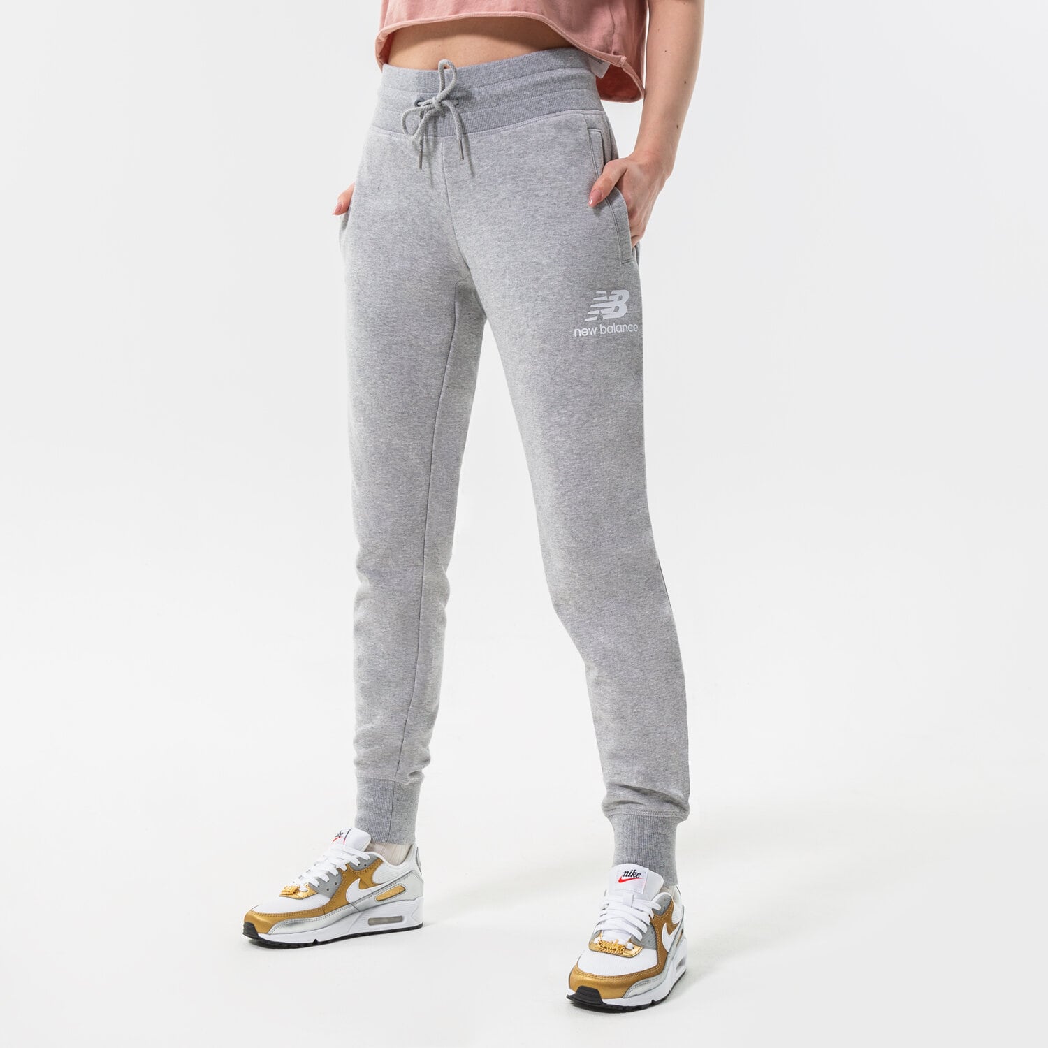 Spodnie sportowe damskie NEW BALANCE SPODNIE NB ESSENTIALS FRENCH TERRY SWEATPANT WP03530AG SZARY