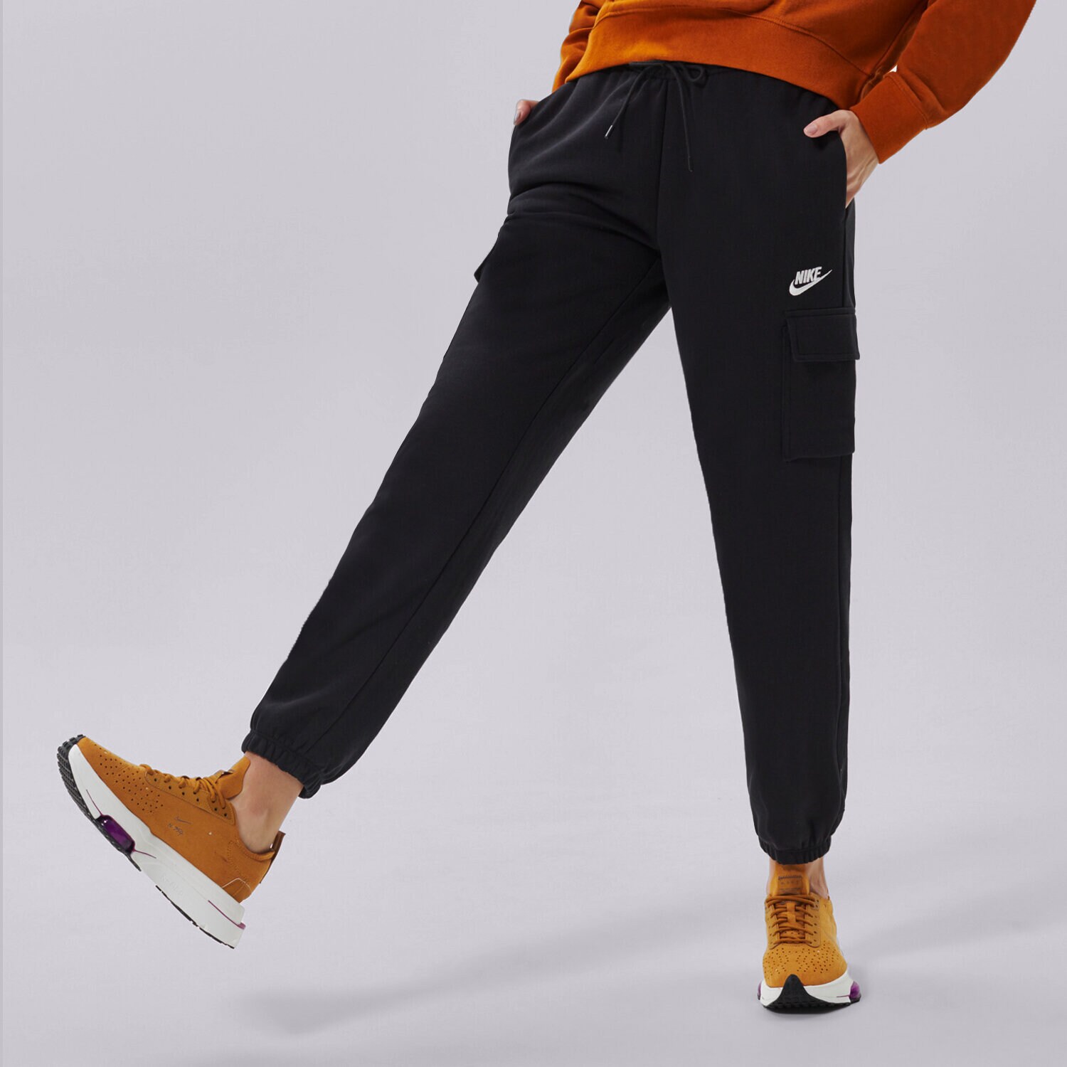 Spodnie sportowe damskie NIKE SPODNIE W NSW ESSNTL FLC MR CRGO PNT DD8713-010 CZARNY