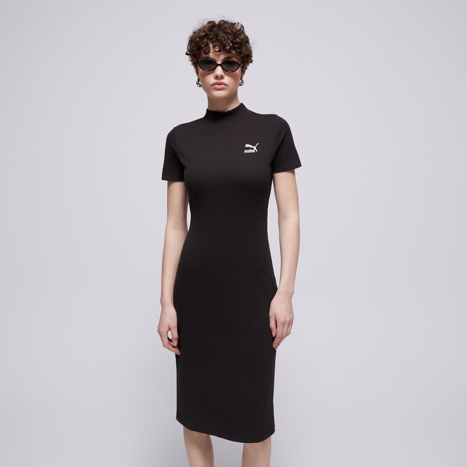 Modna sukienka sportowa PUMA SUKIENKA CLASSICS RIBBED 62425601 CZARNY