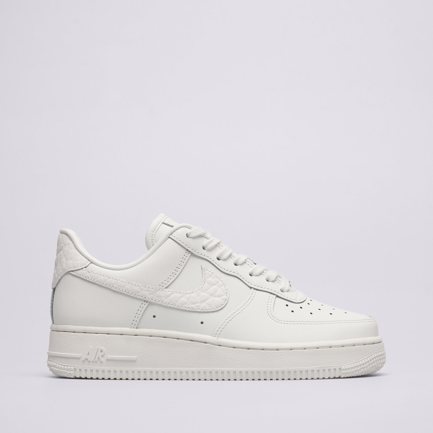 Buty sneakersy damskie NIKE W AIR FORCE 1 '07 LO NJ IM6485-121 BEŻOWY