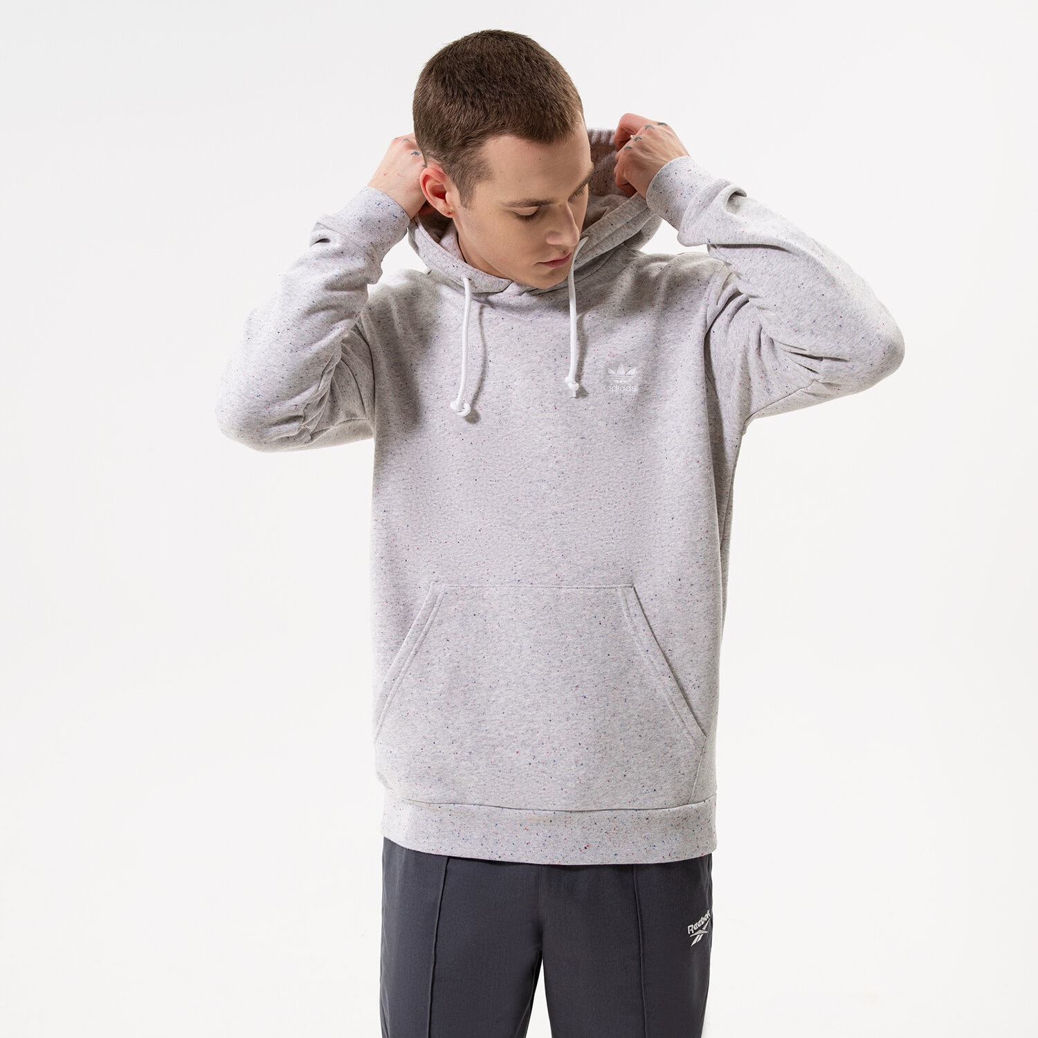 Bluza męska ADIDAS BLUZA Z KAPTUREM ESS+ SUST HOODI HK7538 SZARY