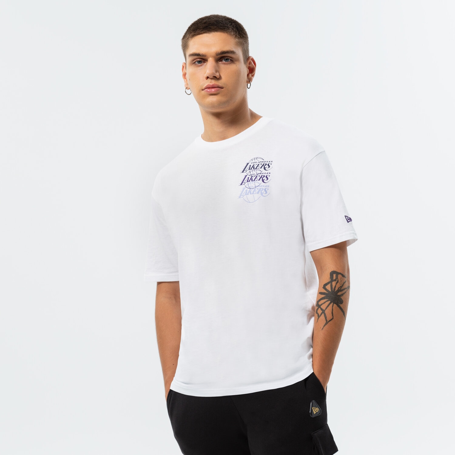 Koszulka, t-shirt sportowy męski NEW ERA T-SHIRT NBA STACKED OVRSZD LAKERS 60284688 BIAŁY
