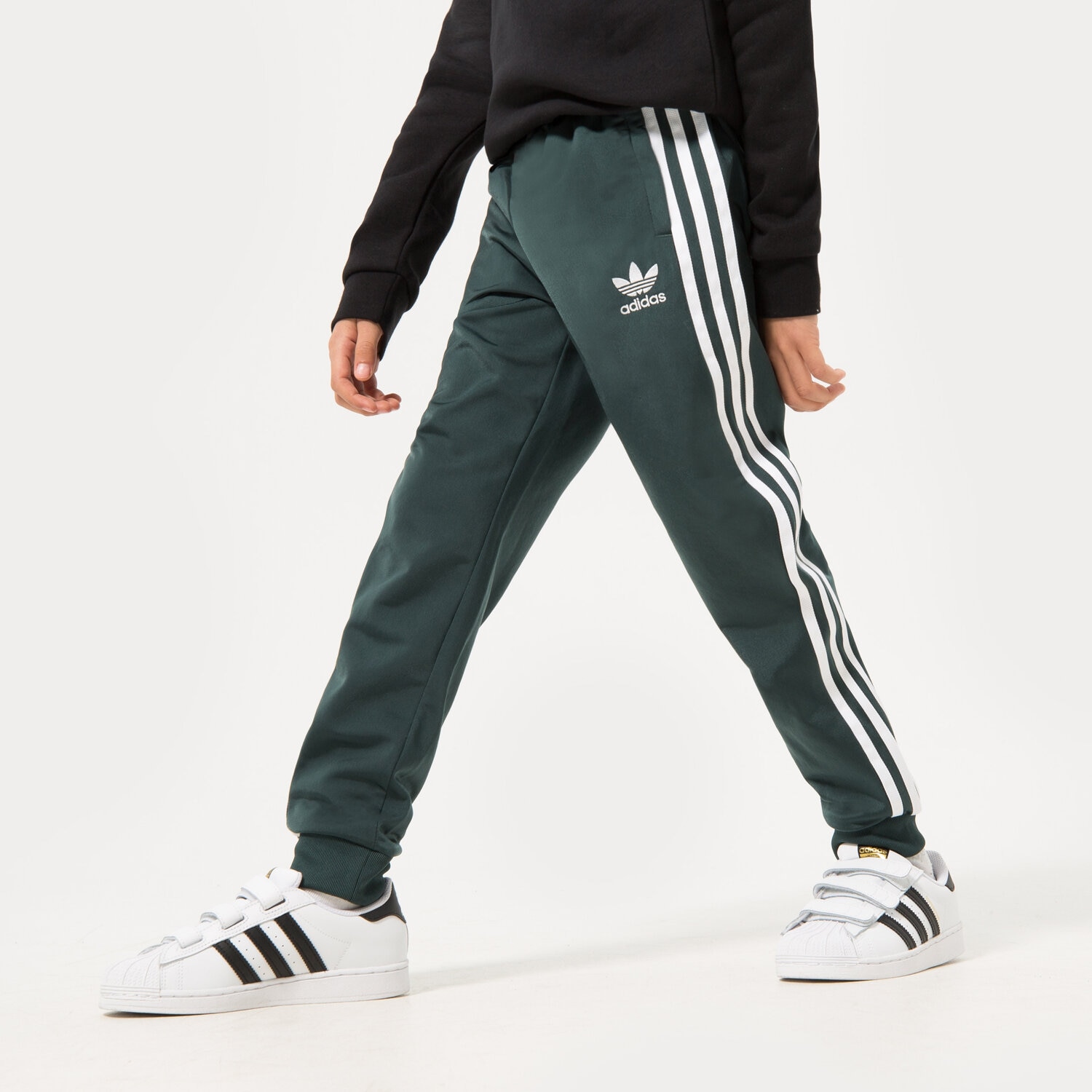 Sportowe spodnie dziecięce ADIDAS SPODNIE SST TRACK PANTS BOY HK0331 ZIELONY