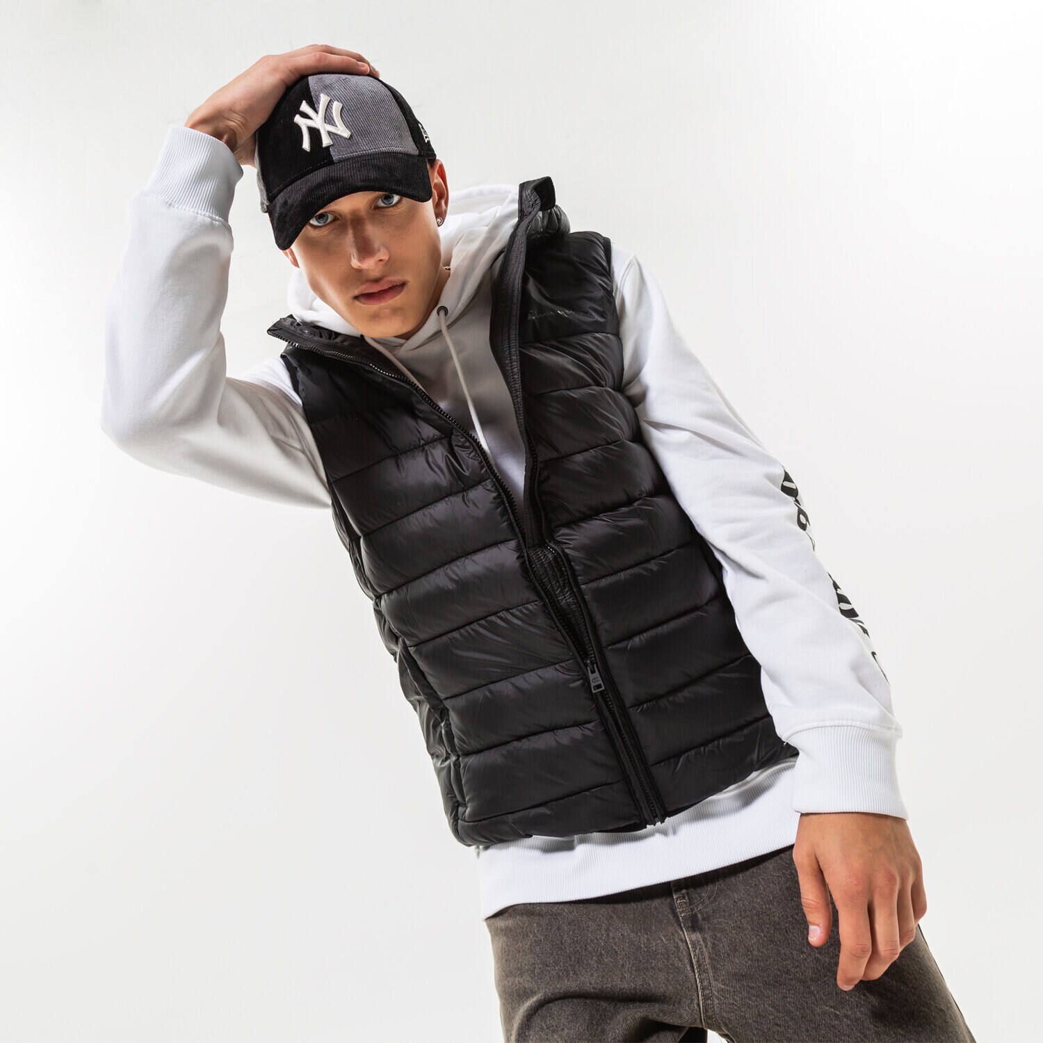 Bezrękawniki męskie sportowe CHAMPION BEZRĘKAWNIK HOODED VEST 218074KK001 CZARNY
