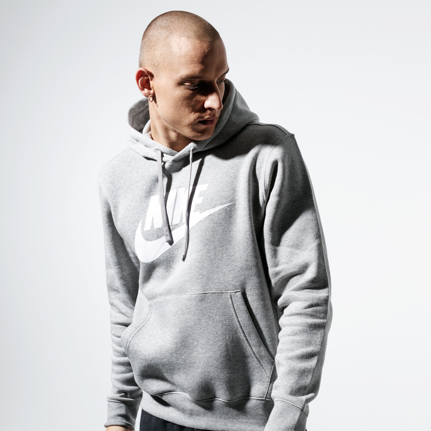 Bluza męska NIKE BLUZA Z KAPTUREM SPORTSWEAR CLUB FLEECE BV2973-063 SZARY