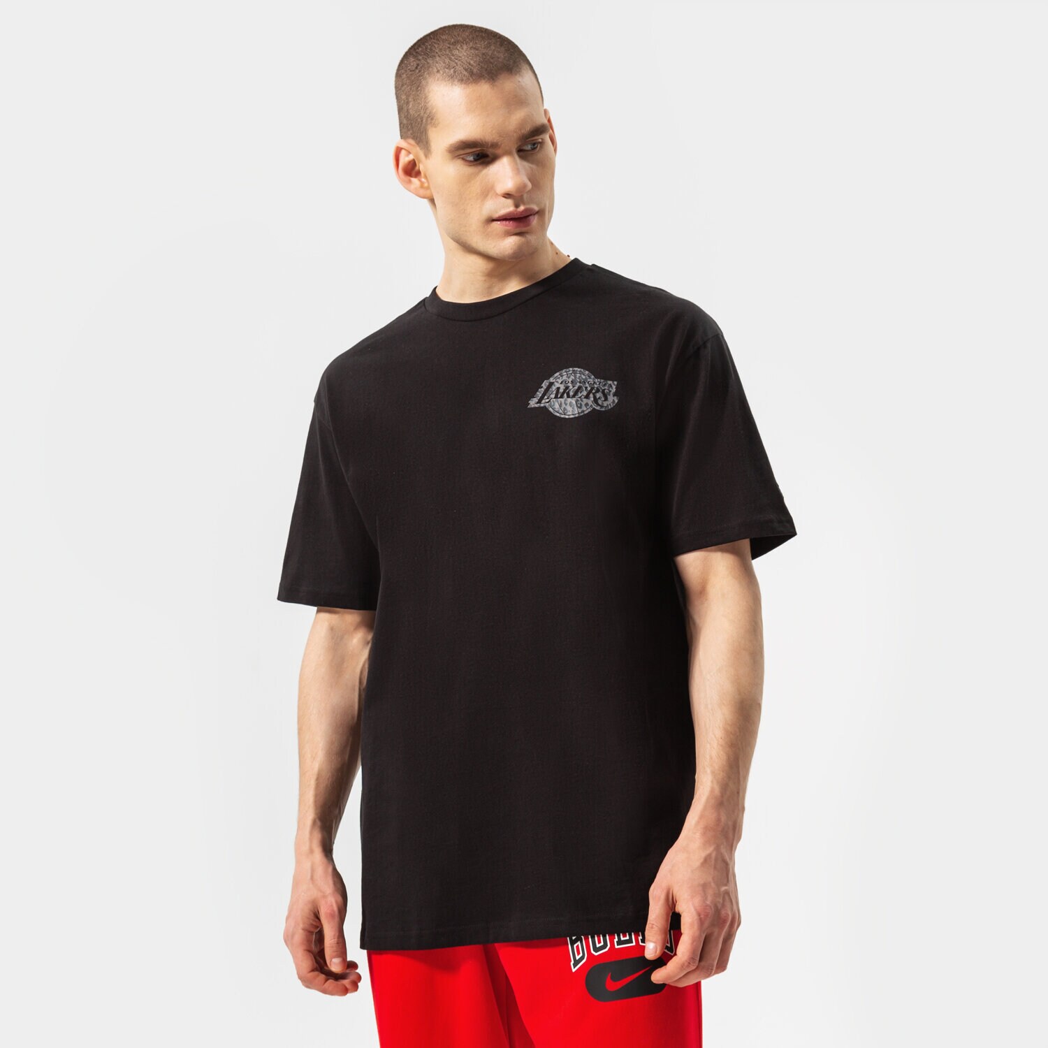 Koszulka, t-shirt sportowy męski NEW ERA T-SHIRT SEAS INFILL OS LAKERS LOS ANGELES LAKERS BLK 12893094 CZARNY