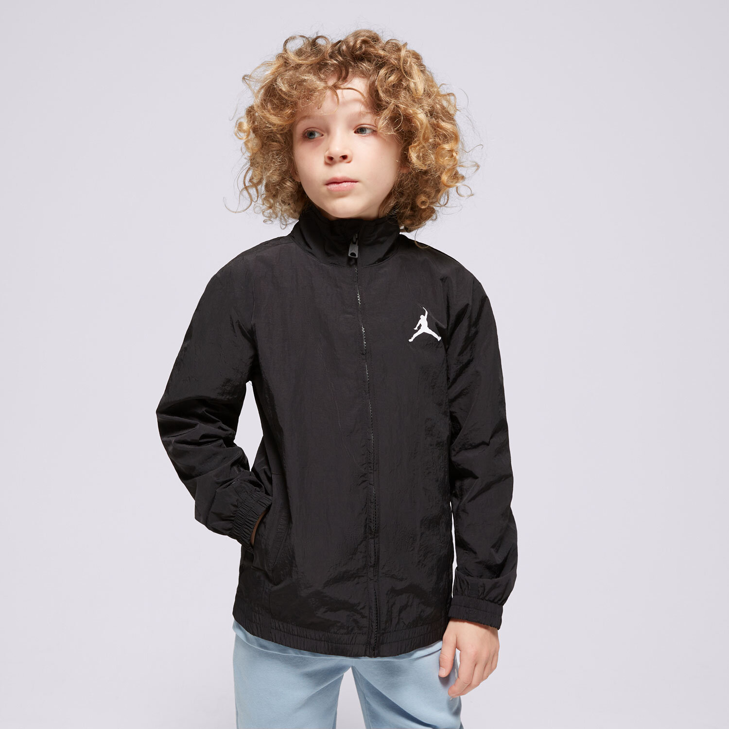 Dziecięca kurtka przejściowa (wiosenna/jesienna) JORDAN KURTKA M J ESS HBR WOVEN JKT BOY 95D027-023 CZARNY