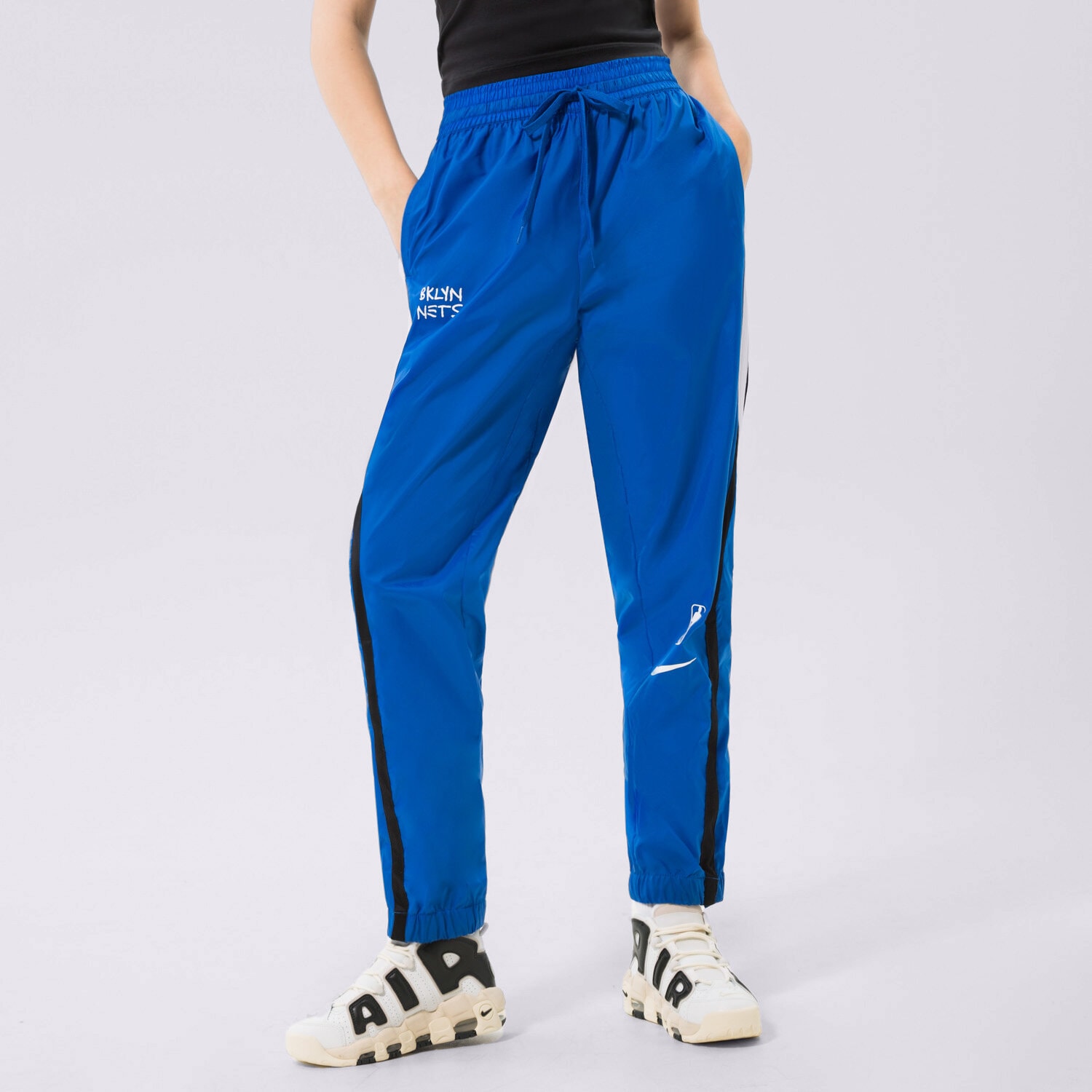 Spodnie sportowe damskie NIKE SPODNIE BKN W NK TRKST PANT CTS CE NBA DO0129-463 NIEBIESKI