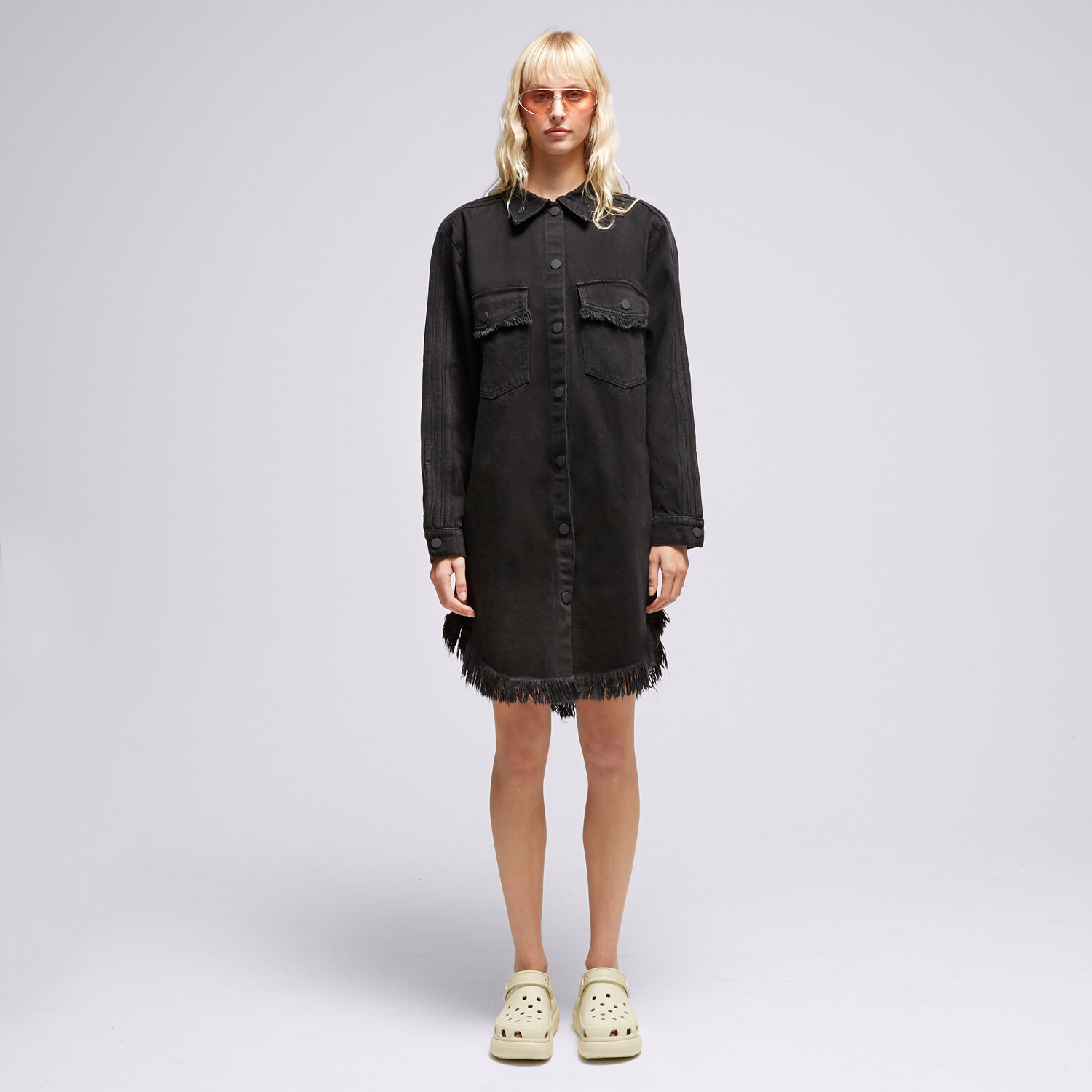 Modna sukienka sportowa ADIDAS SUKIENKA DENIM SHRT DRES IJ8342 CZARNY